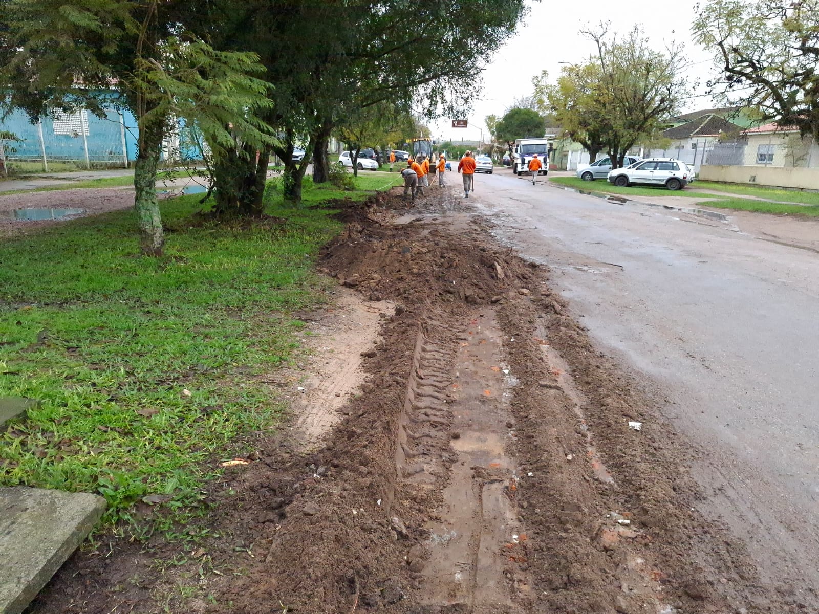 Resíduo acumulado junto ao meio-fio é utilizado na rede pluvial para assentar tubulação, entre outros serviços e obras de drenagem a cargo da Ssui