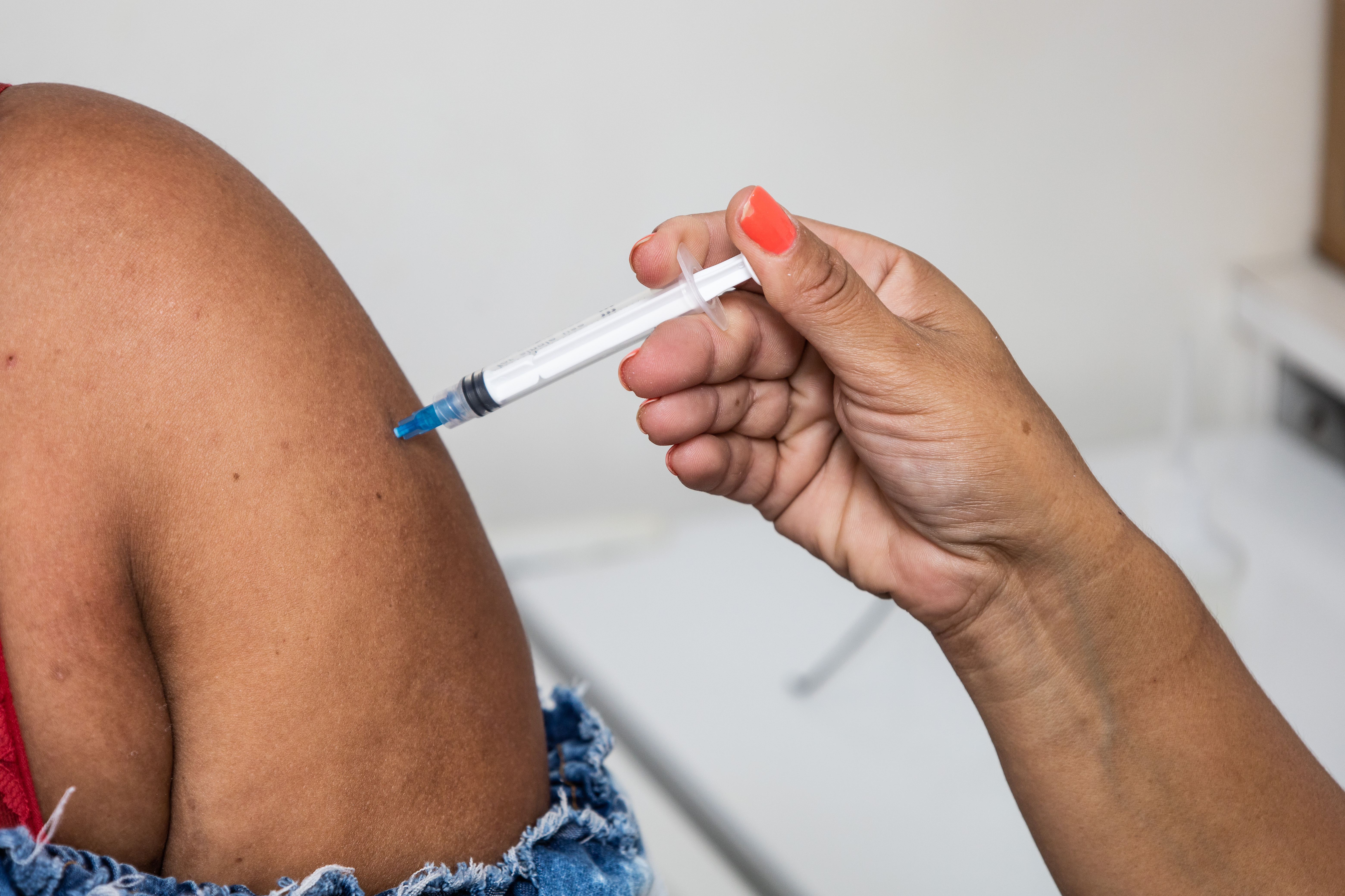 Dados do Painel Covid-19 mostram que, das 269.494 pessoas que podem receber a dose de reforço, 51,5% foram em busca da aplicação. Município reitera a necessidade de completar a proteção contra o vírus