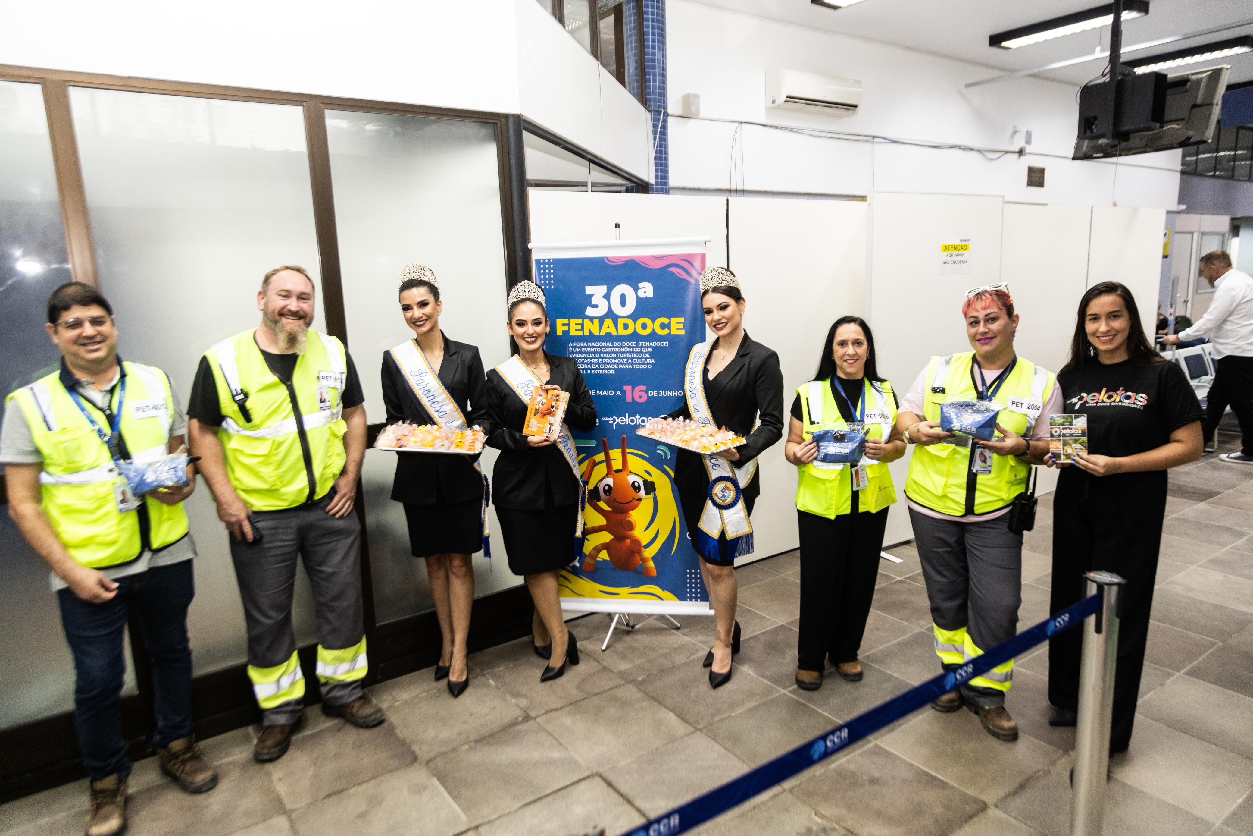 Houve distribuição de doces aos passageiros, panfletos e mapa turístico da cidade nesta sexta-feira (26) numa parceria com a CDL e CCR Aeroportos