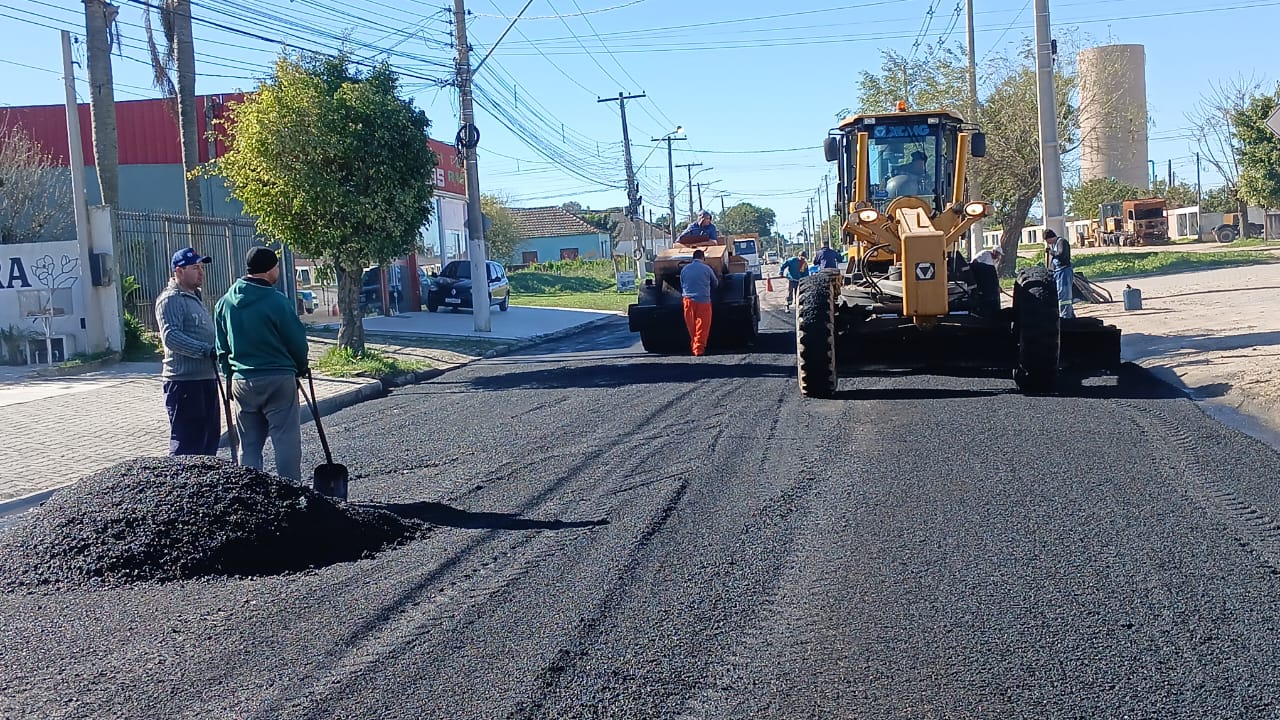 Prefeito Fernando Marroni e secretário de Obras e Pavimentação, Rogério Salazar, acompanharam o serviço
