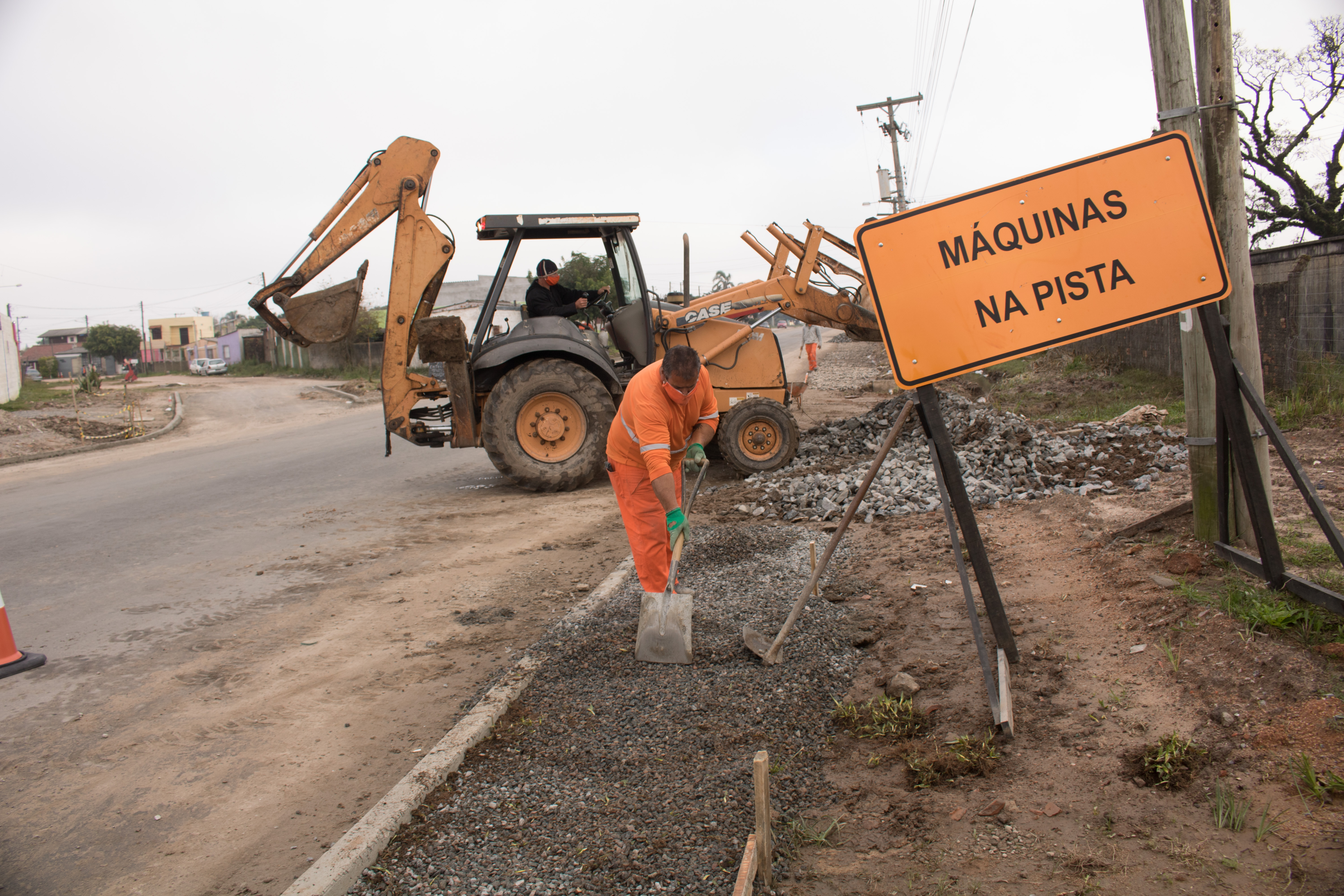 Serviços civis de implantação de meios-fios, construção de passeios e acessibilidade avançam entre as ruas José Joaquim Afonso Alves e Leonir Birck