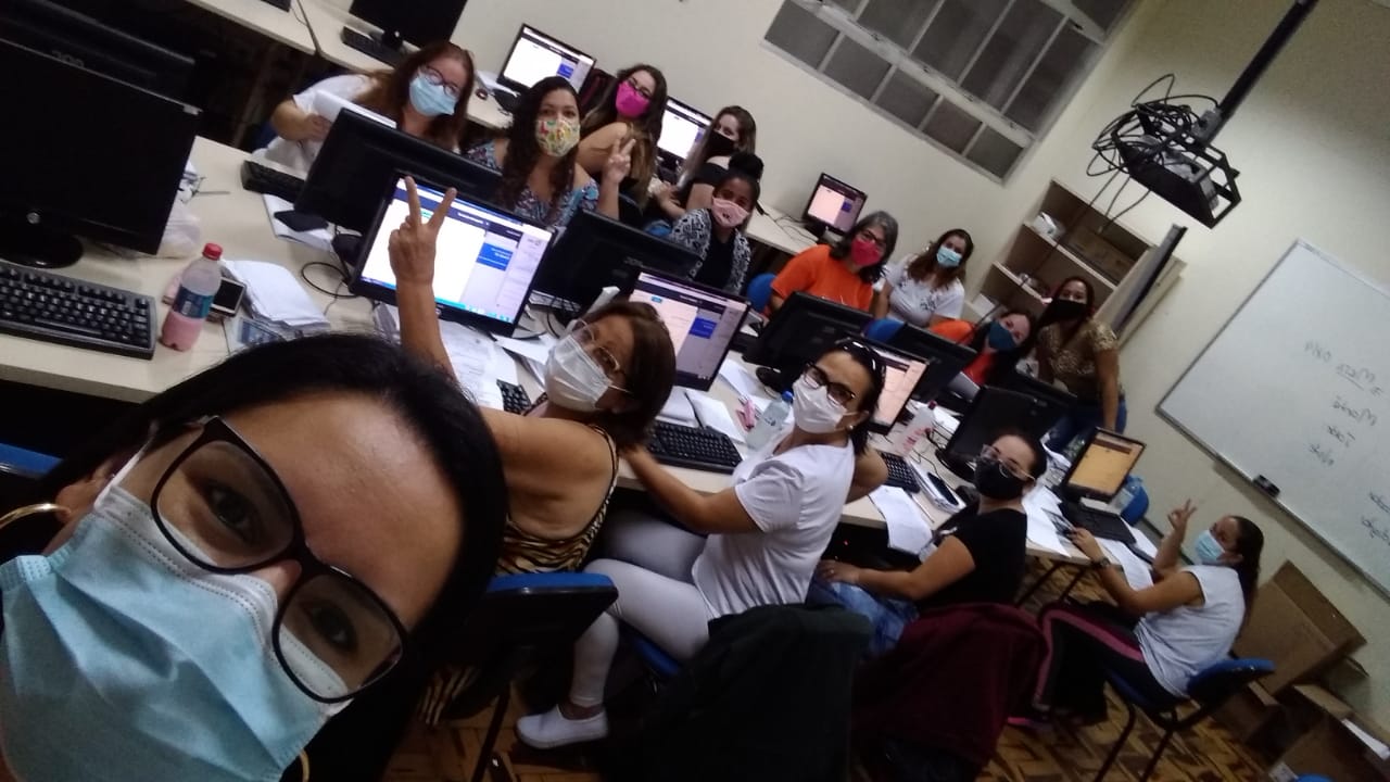 Mais de dois mil espelhos são digitados diariamente pela equipe formada por servidores da Secretaria Municipal de Saúde e voluntários das instituições parceiras