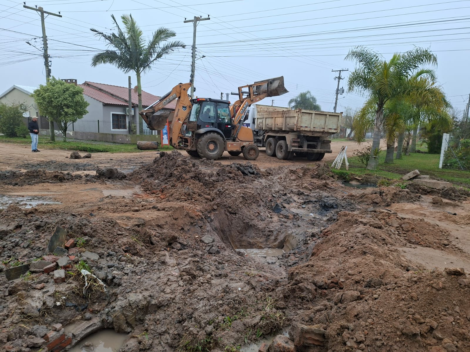 Serviço precisou ser interrompido para intervenções de contenção na praia do Laranjal. Equipes da Ssui trabalham para tapar "cratera" na rua Seis da localidade