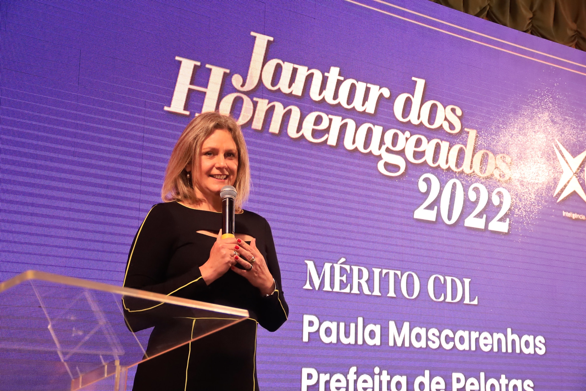 Prefeita recebeu o prêmio Mérito CDL, no Jantar dos Homenageados, evento promovido pela Associação Comercial de Pelotas em parceria com a entidade