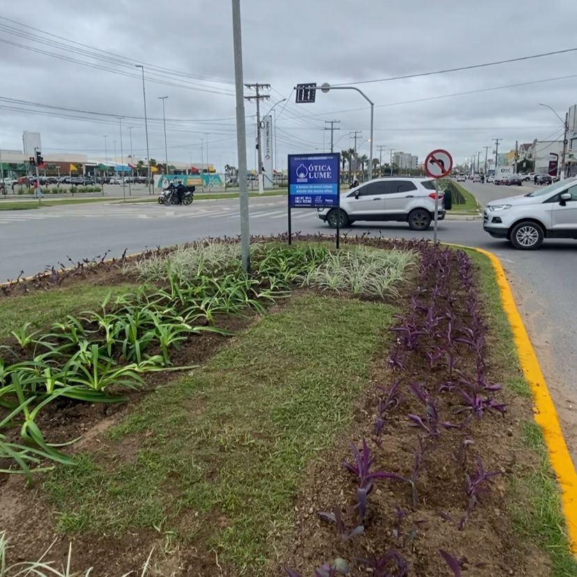 A prefeita Paula Mascarenhas, o vice-prefeito Idemar Barz e o deputado Daniel Trzeciak fizeram a entrega simbólica da revitalização da rótula, na avenida Ferreira Viana