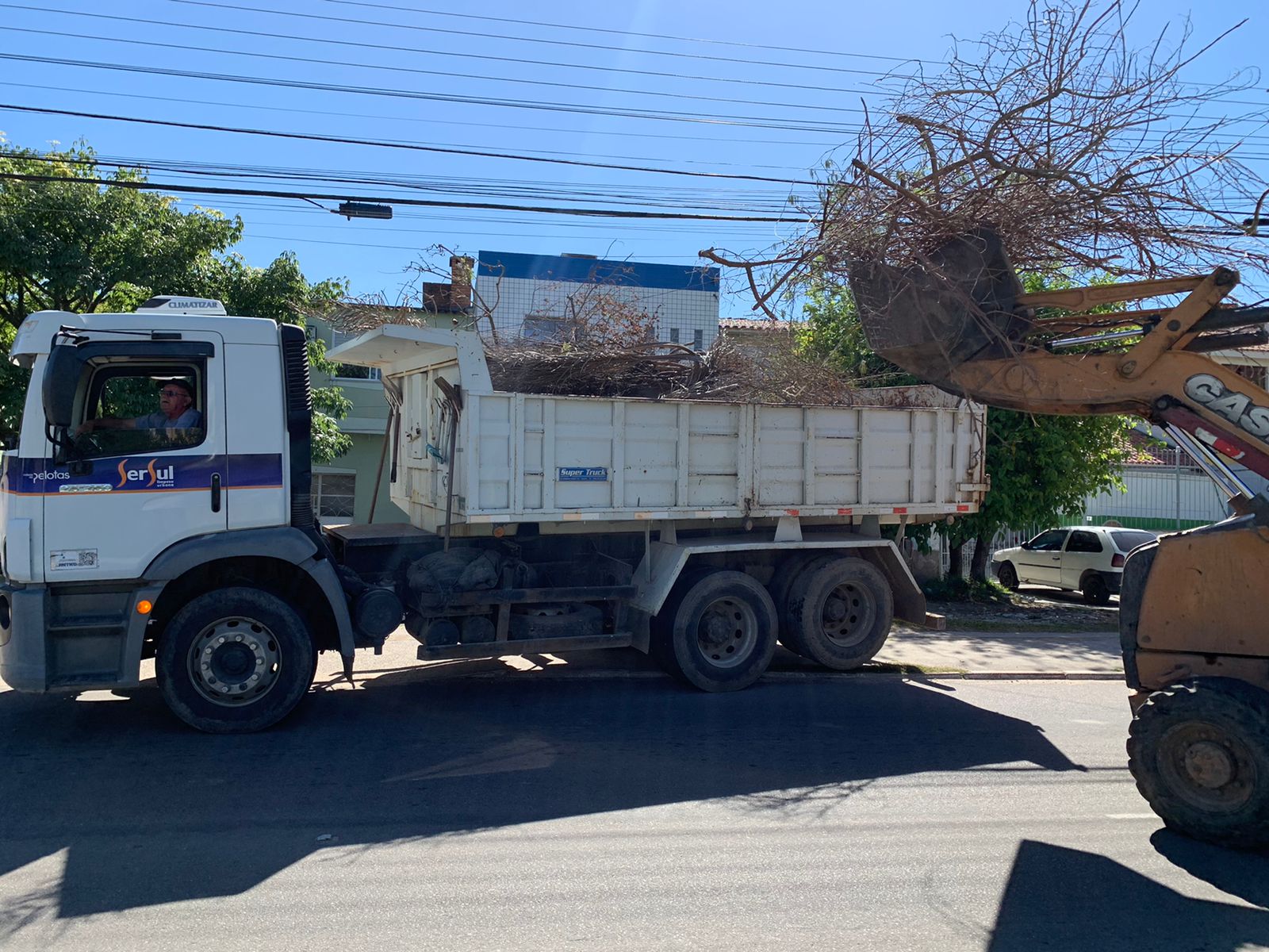 Trabalho fez parte do cronograma da Secretaria de Serviços Urbanos e Infraestrutura. Poder Público reitera pedido à população para que não descarte lixo em locais impróprios