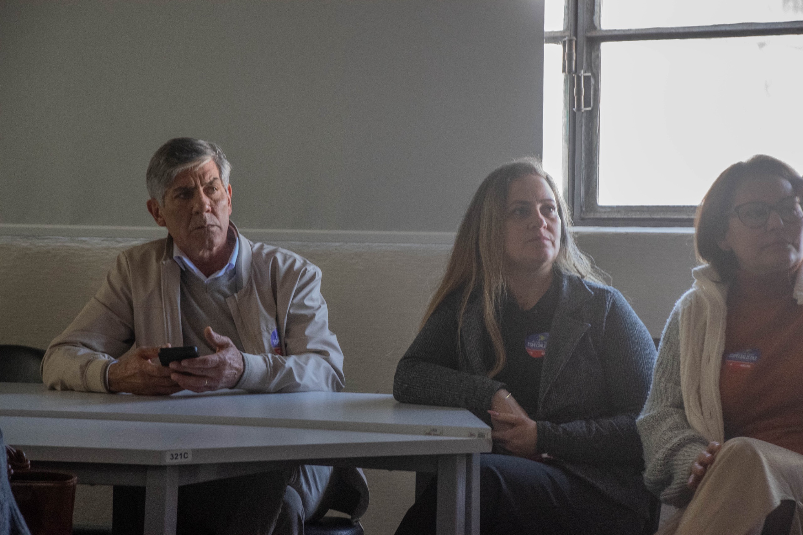 Secretária Ângela Moreira Vitória também esteve presente no encontro com representantes dos hospitais e universidades