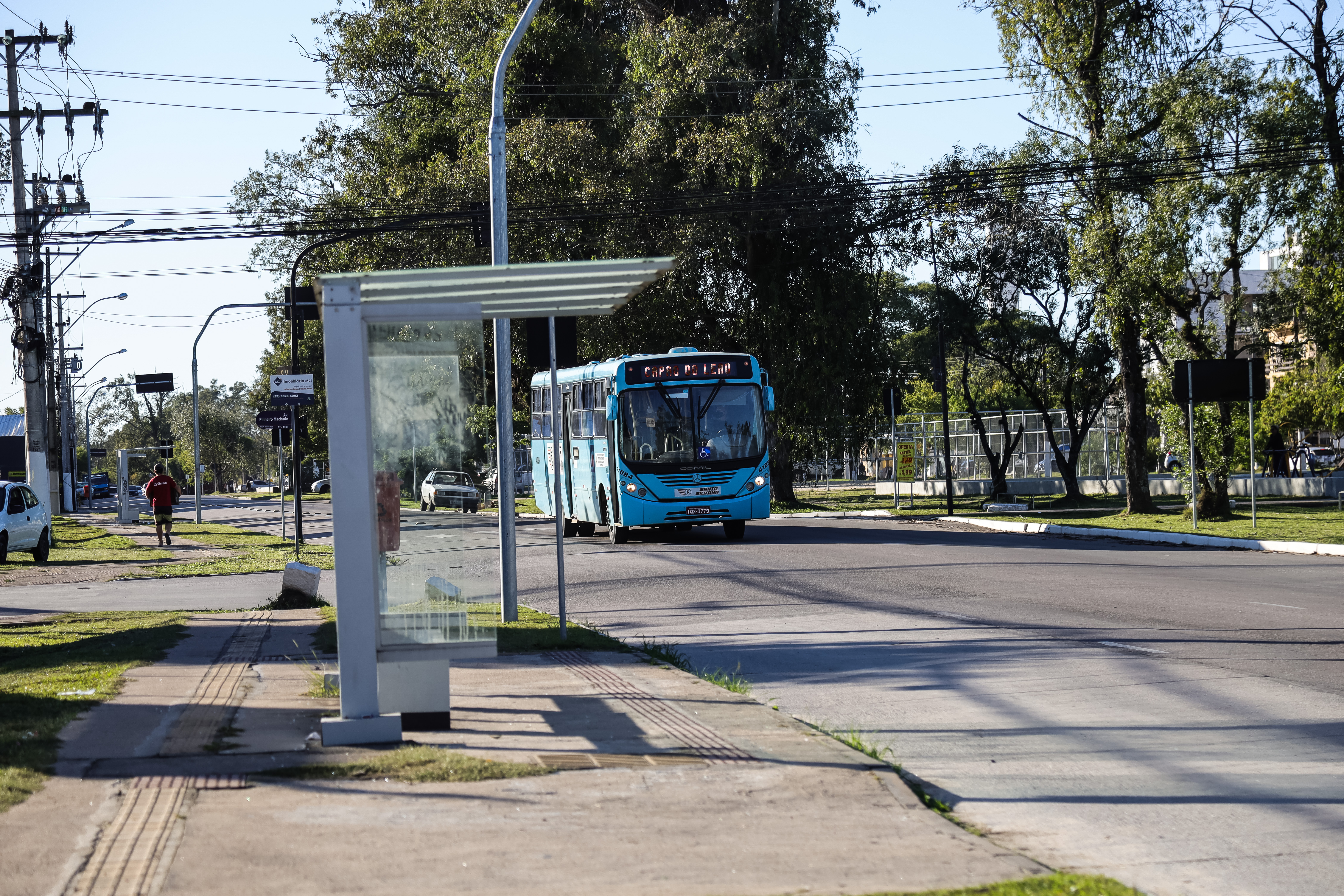 Durante duas semanas, agentes de Trânsito vão orientar condutores a estacionar nos bolsões do canteiro central da avenida