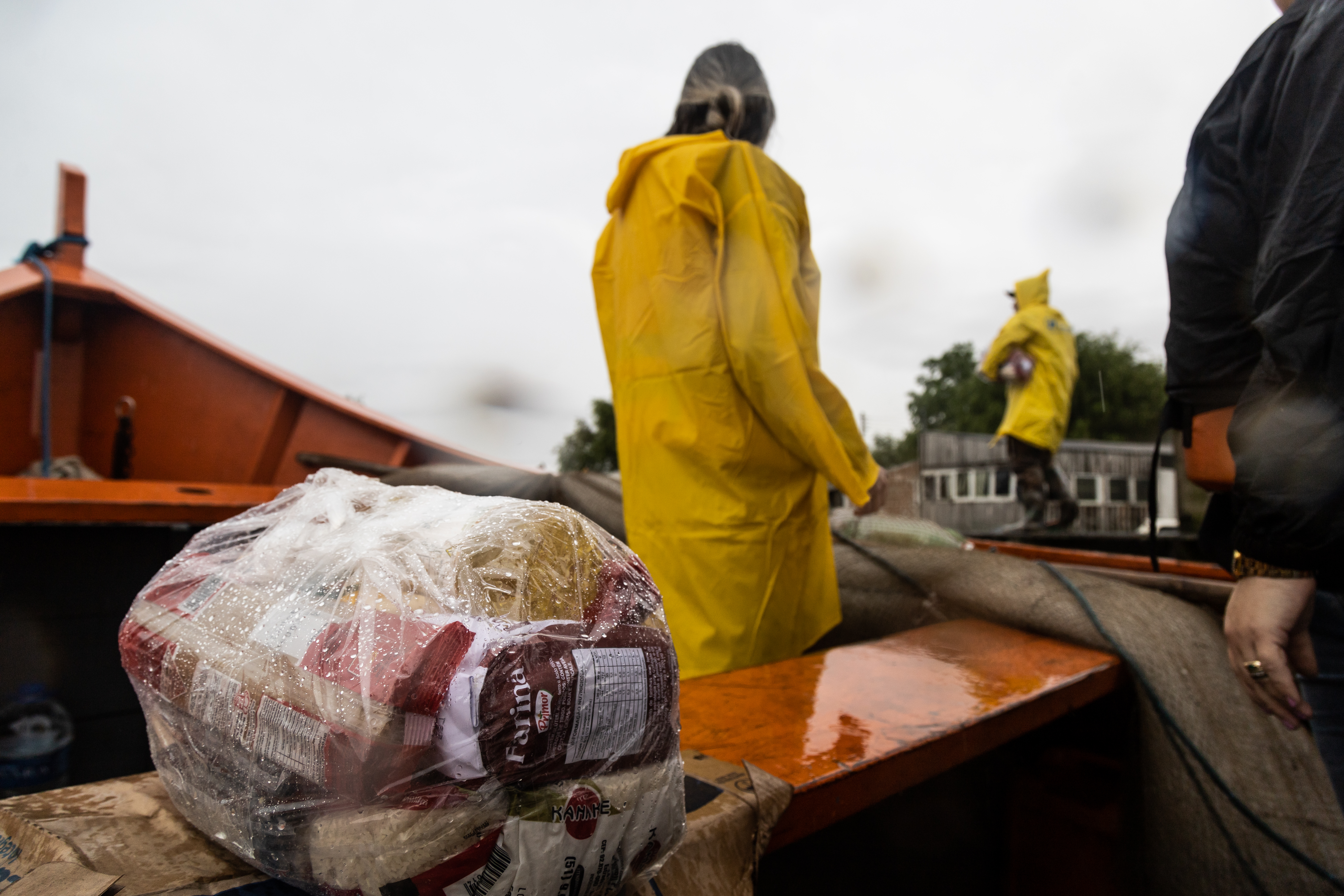 Equipes da Defesa Civil e SAS levam cestas básicas e água, de barco, até a comunidade