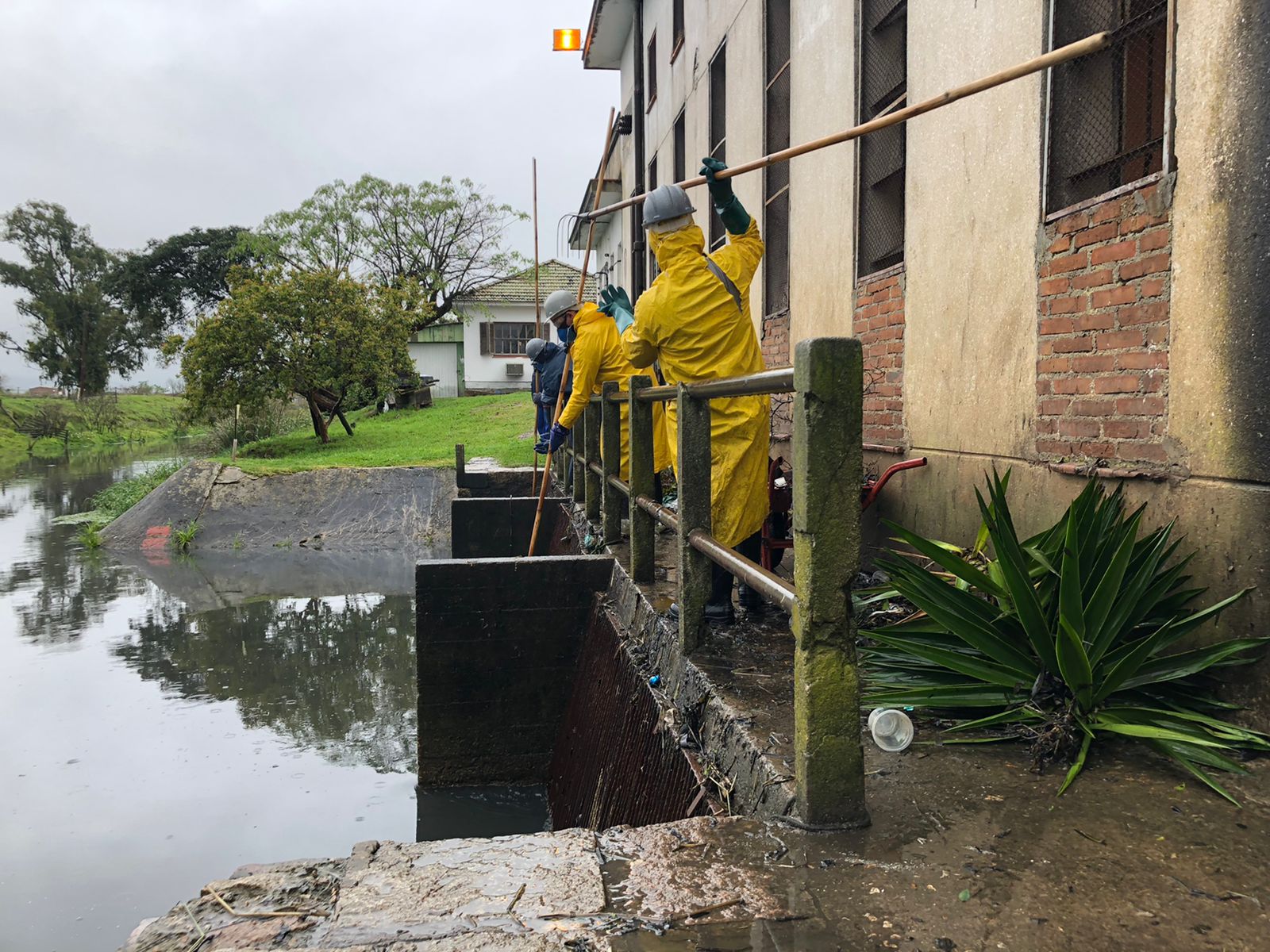 Resíduos conduzidos pelos canais atrasam a vazão da água e colaboram para ocorrências de alagamentos