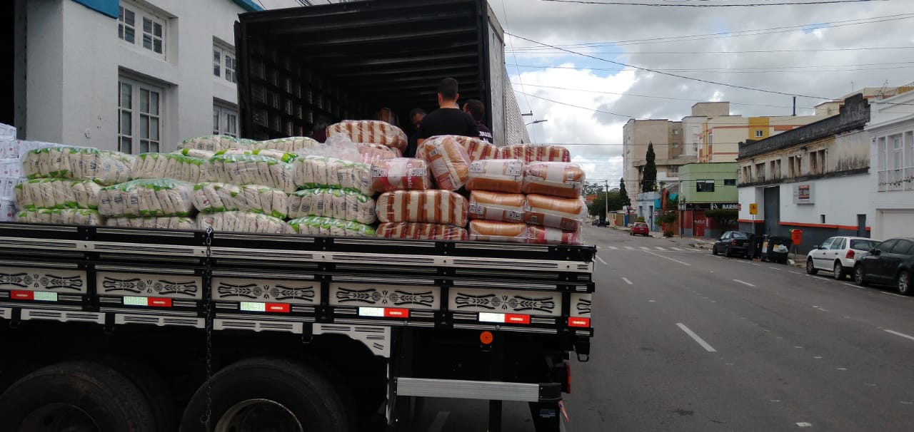 Entrega de 15 toneladas de alimentos foi feita neste sábado (11)