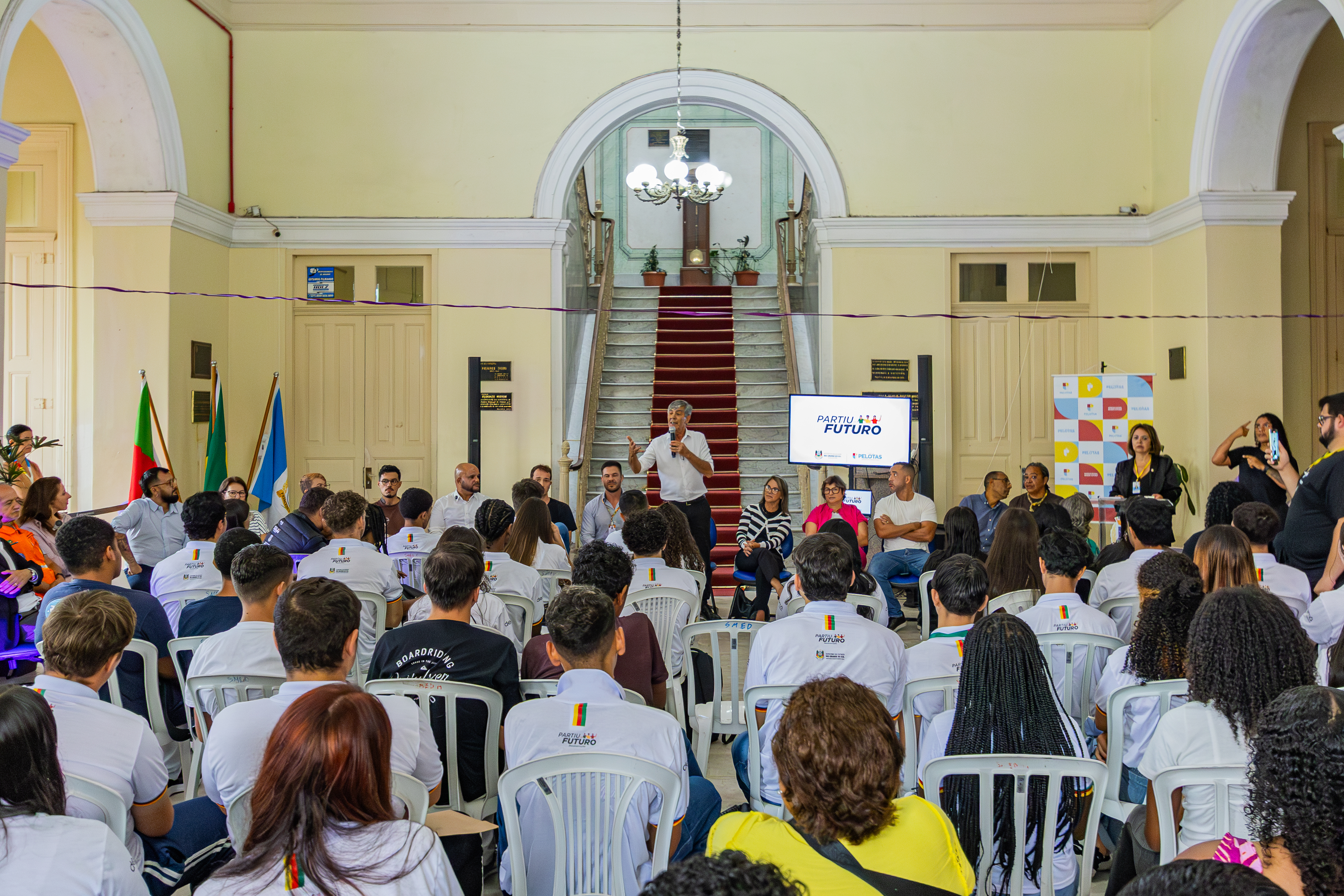 Evento reuniu os novos estagiários e autoridades no Paço Municipal