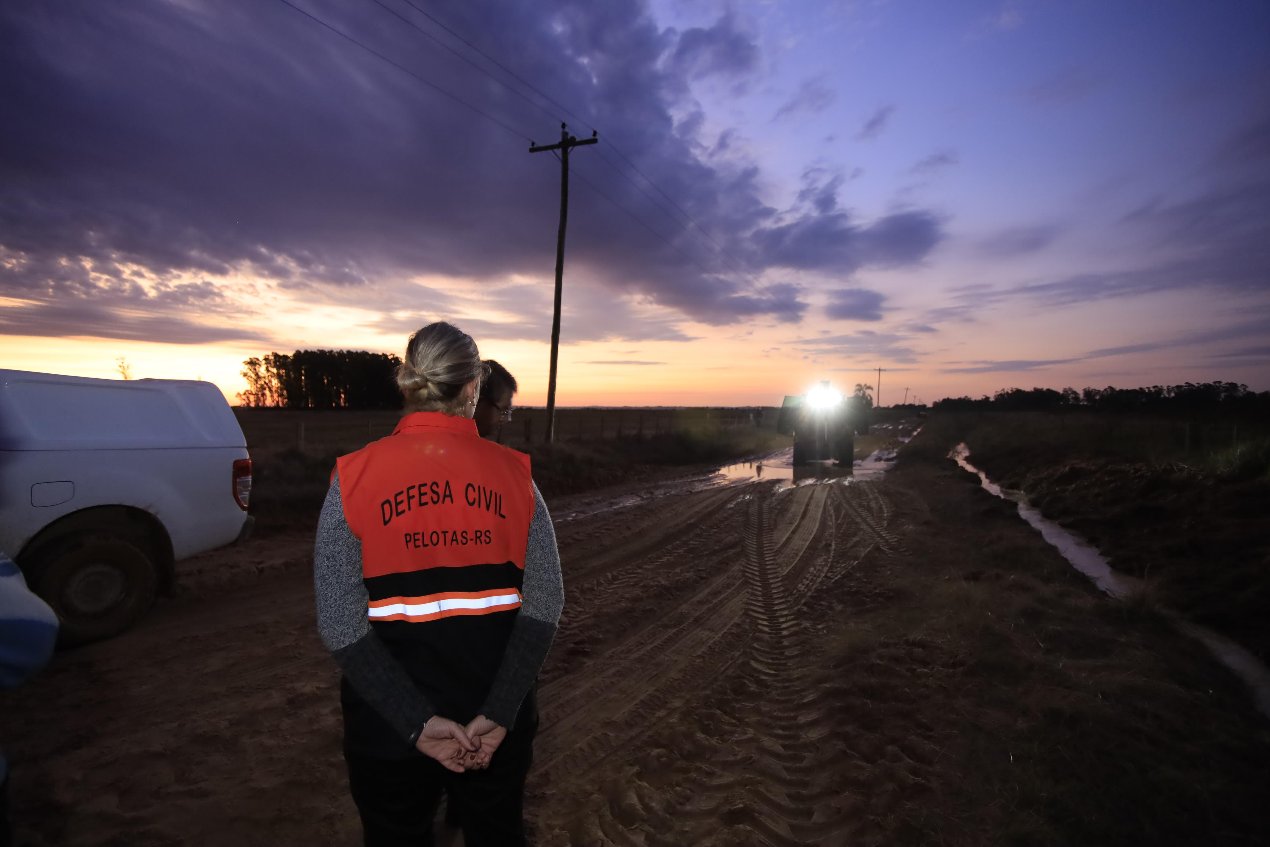Enquanto equipe da Prefeitura trabalha ininterruptamente na estrada do Posto Branco, Paula encaminha outras soluções