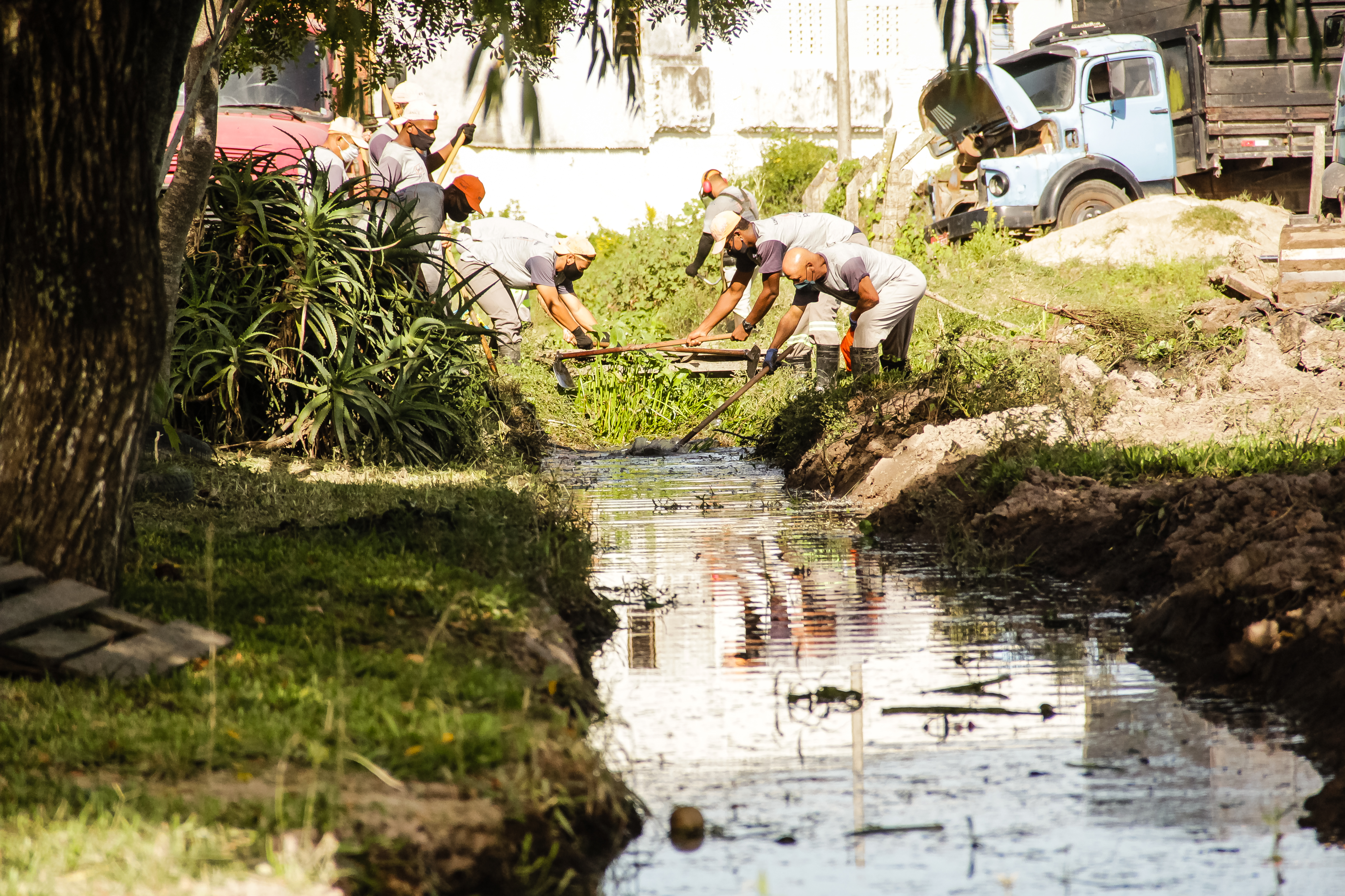 Várias frentes de serviços atuam na limpeza, roçado e patrolamento de ruas e avenidas