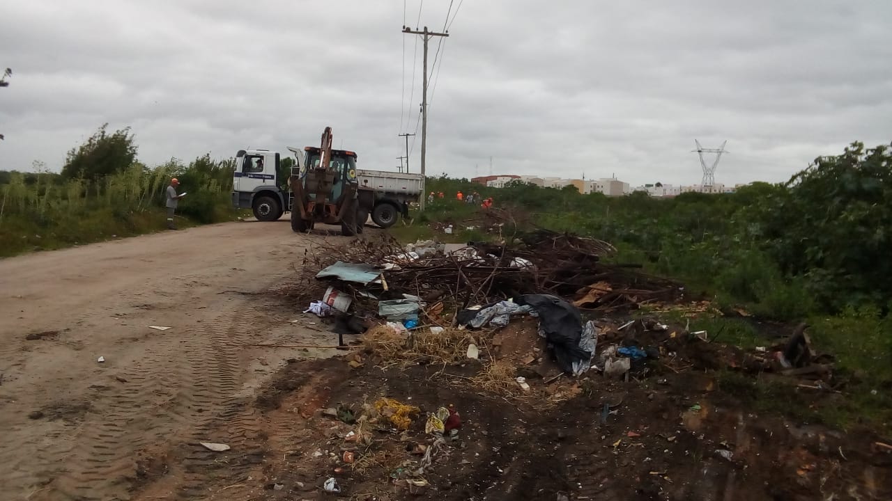 Local possui vários focos de descarte irregular de lixo. Mesmo com frequência na limpeza, em pouco tempo, se formam novos lixões