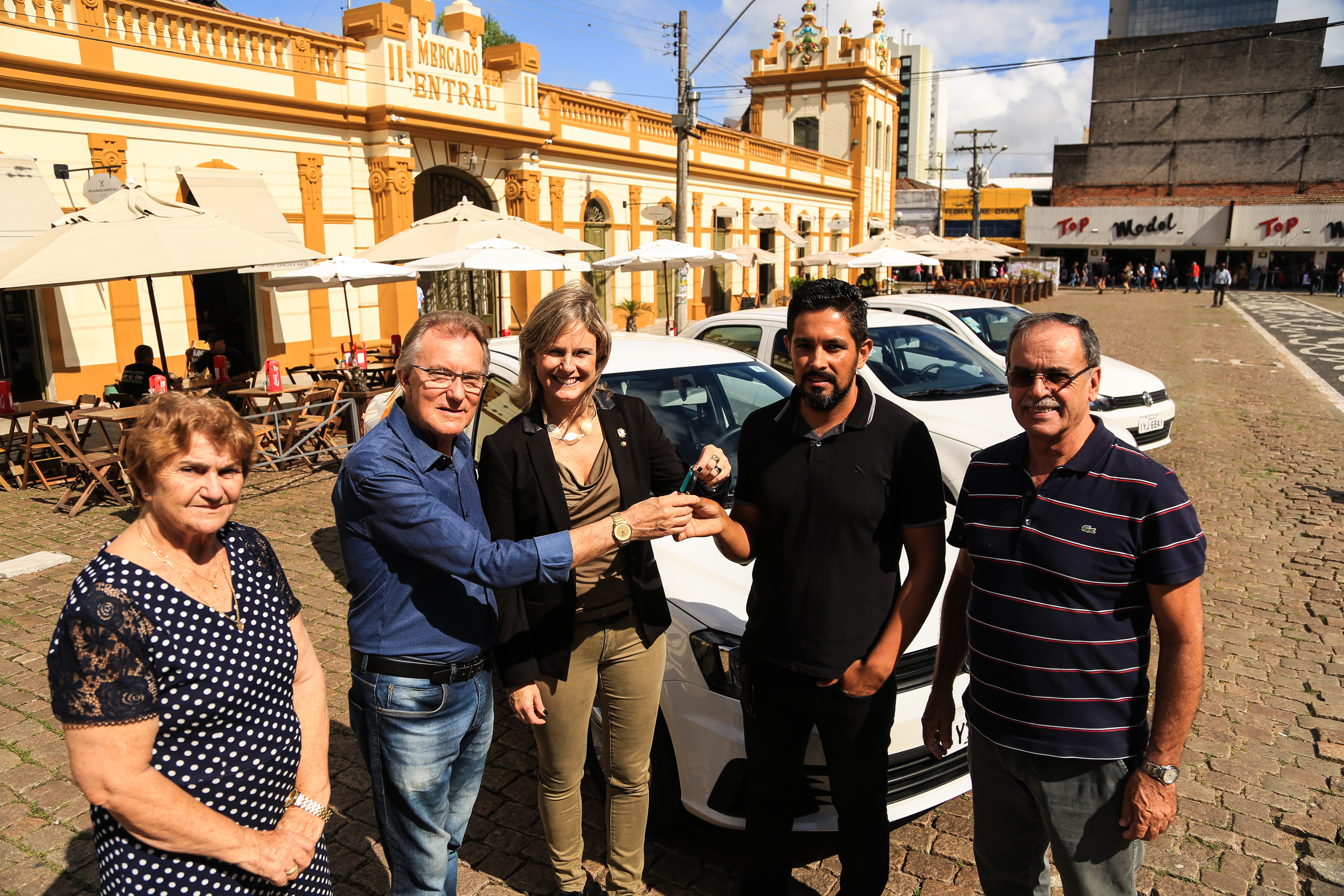 Veículos foram adquiridos com recursos próprios do Município e entregues pela prefeita