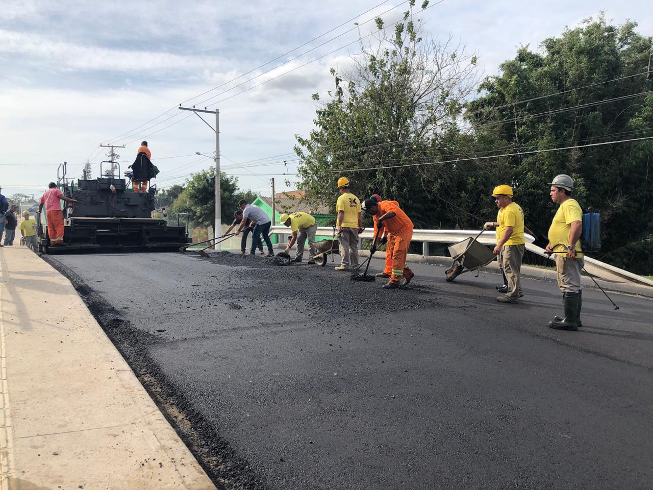 Asfaltamento de rótula, cruzamento e ponte conclui projeto de pavimentação