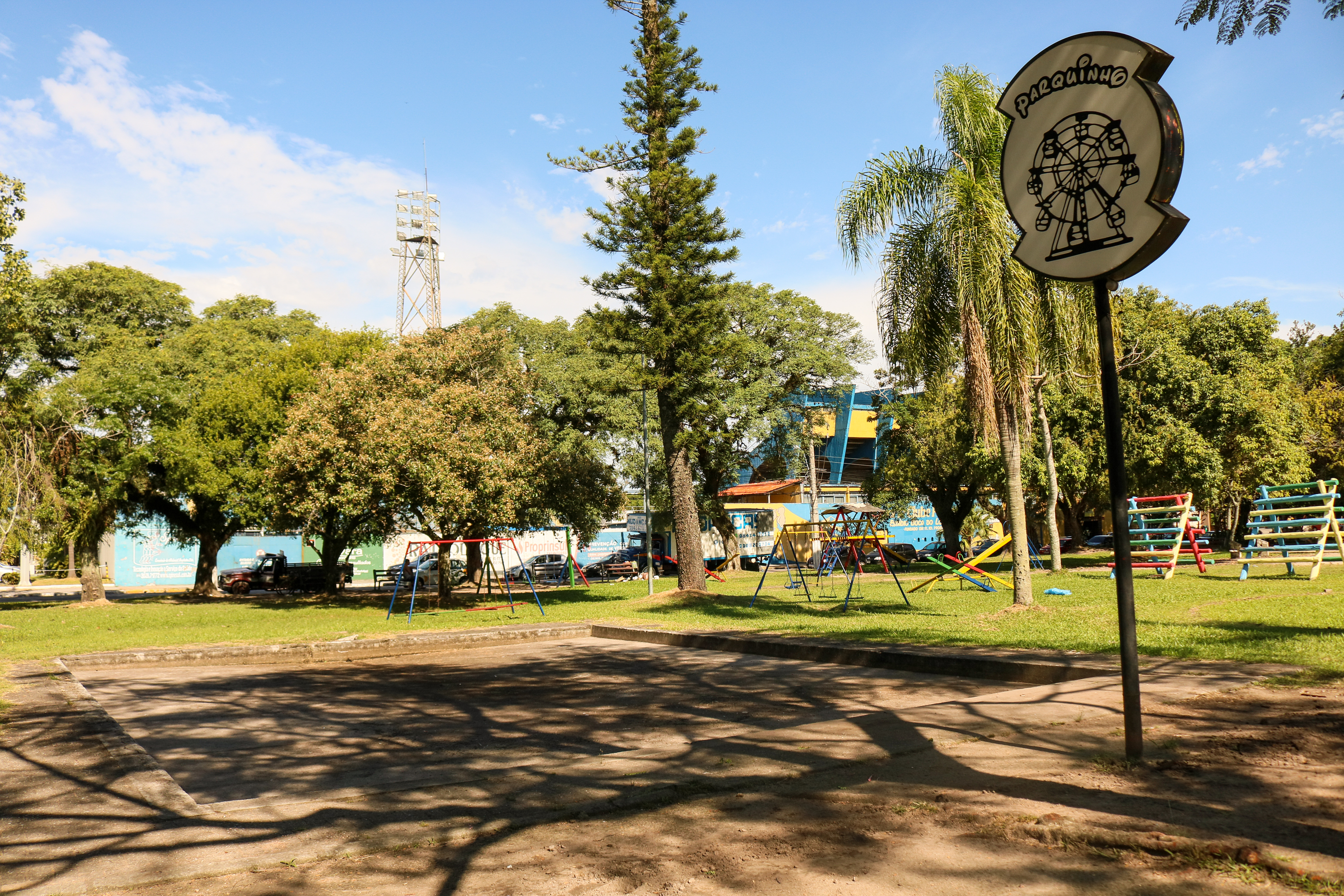 Itens retirados de parquinho pertenciam a uma empresa privada que optou por encerrar as atividades e vender os equipamentos