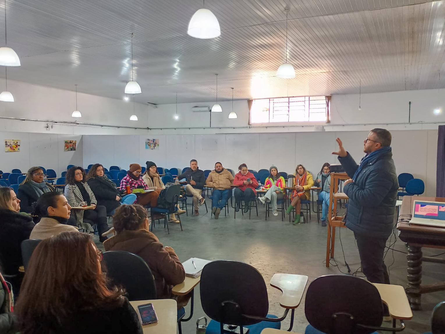 A última aula ministrada pelo professor da Universidade Federal de Pelotas (UFPel) Mauro Del Pino tratou do planejamento educacional e profissão docente