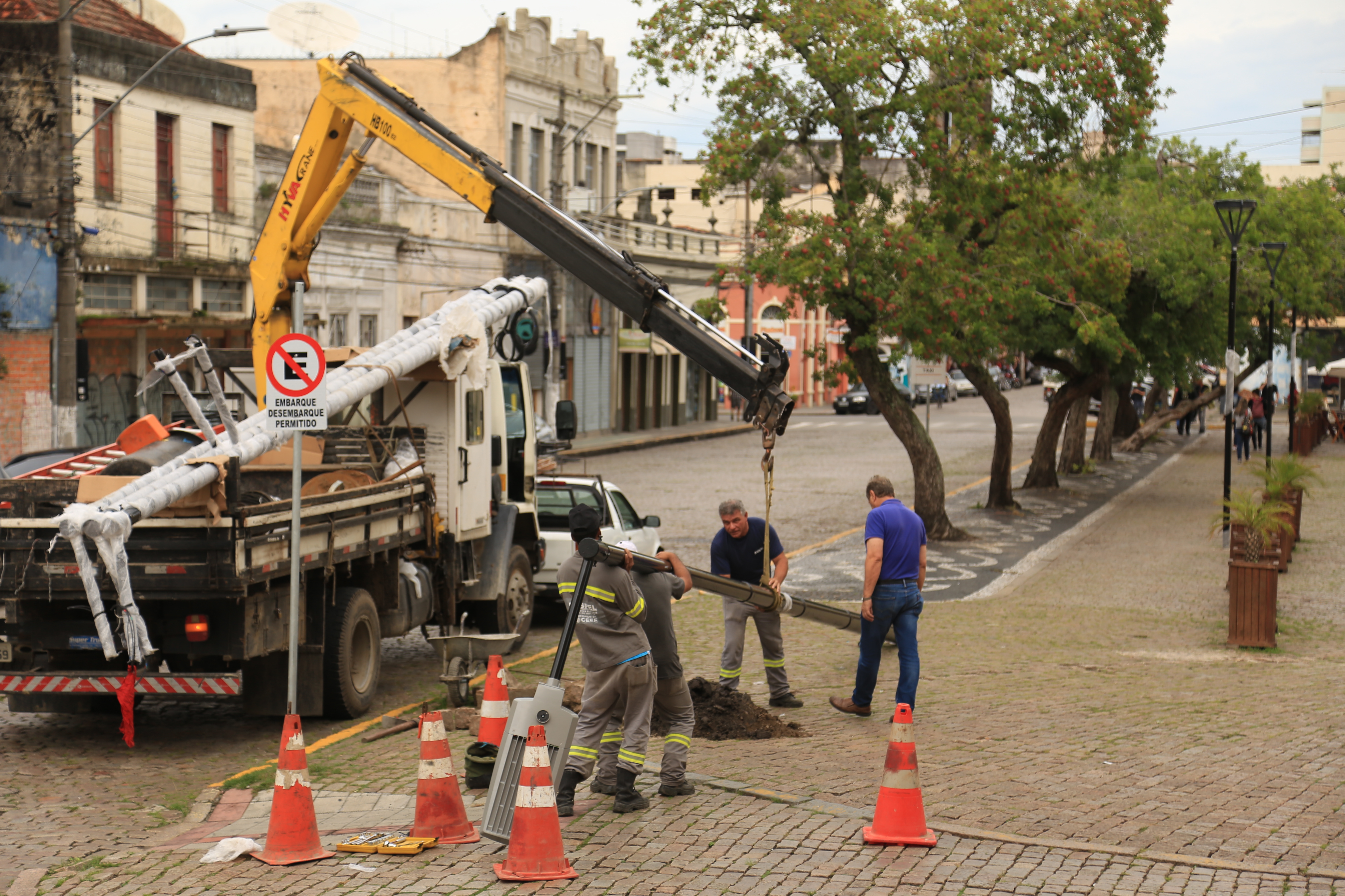 Equipe começa implantação de quatro postes com 10 metros de altura e luminárias led