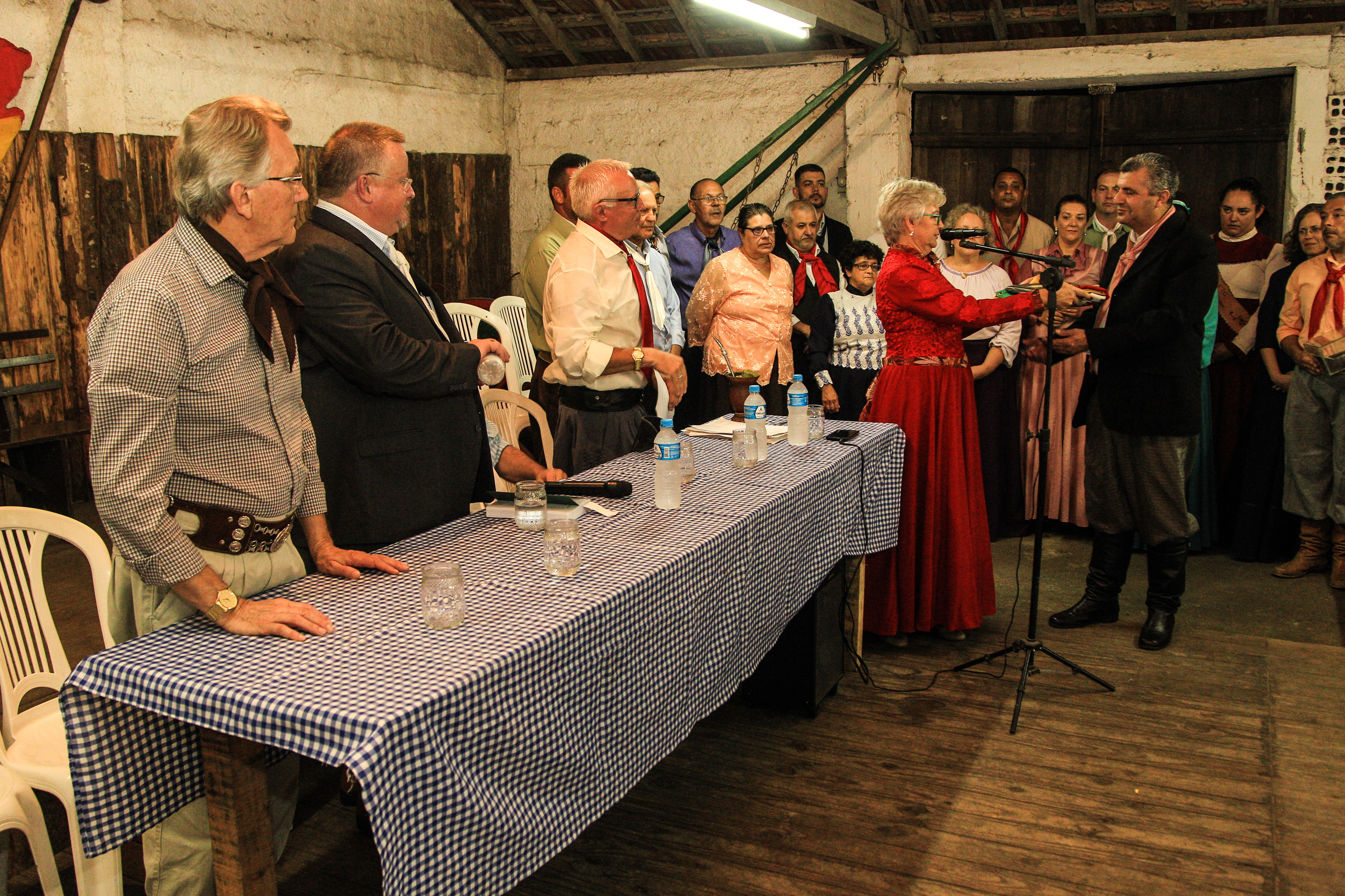 Prefeito em exercício Idemar Barz acompanhou a cerimônia organizada no Piquete Lanceiros da Amizade