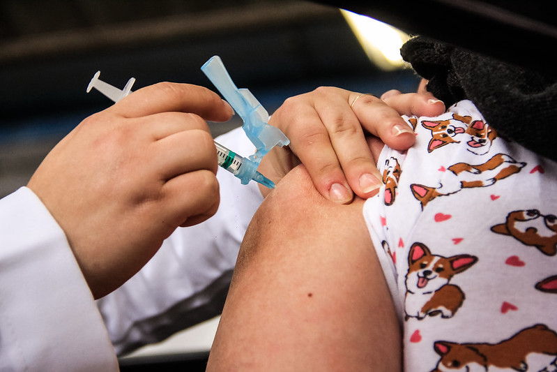 Terceira dose será aplicada em pessoas que fazem tratamento para 'Pessoas vivendo com o vírus do HIV' (PVHIV) e que realizam atendimentos no Serviço de Assistência Especializada (SAE)