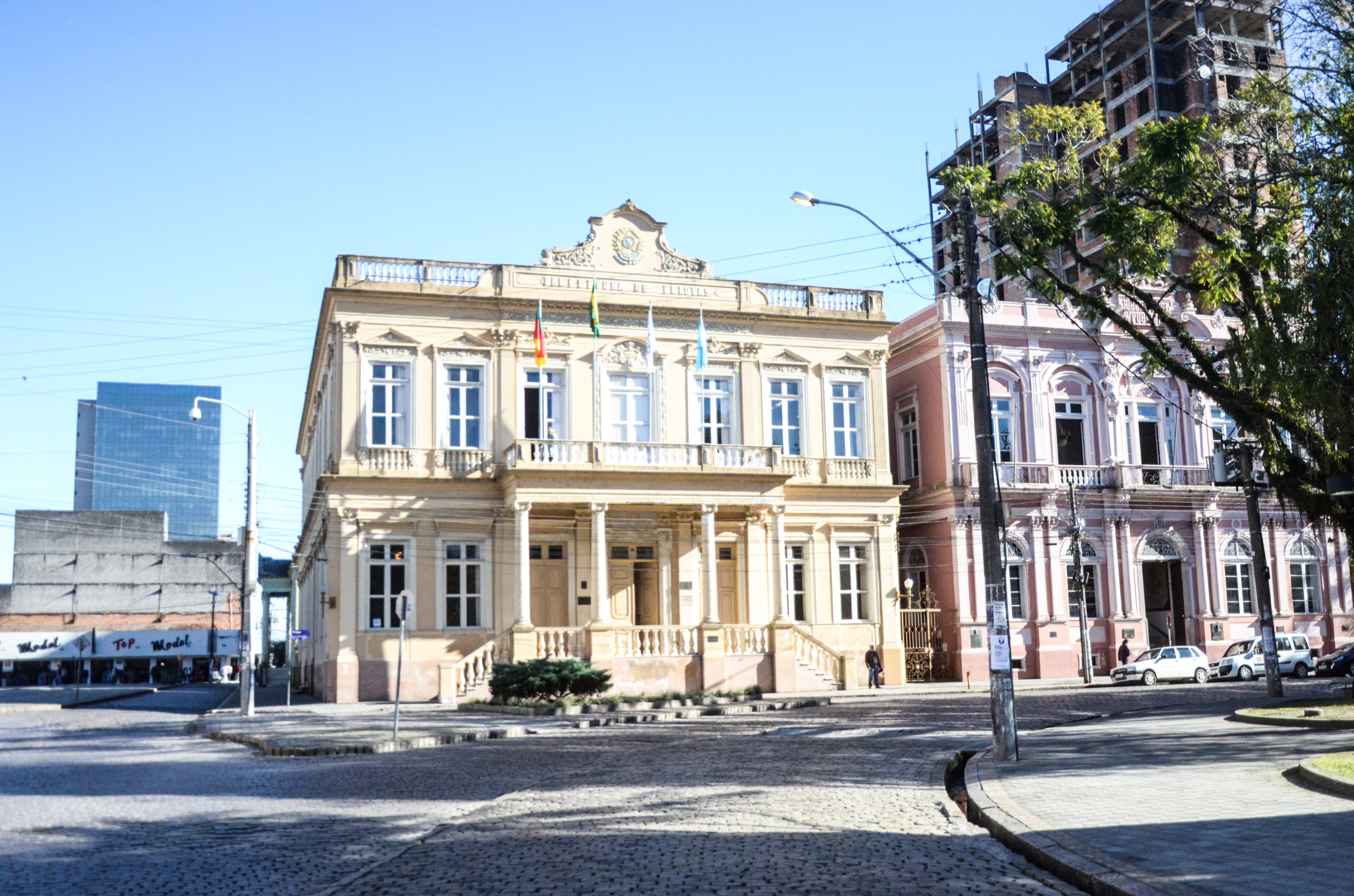 Secretária Beatriz Araújo integra comitiva da abertura oficial da Fenadoce e realiza palestras na cidade