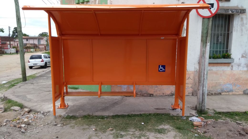 Os abrigos substituem os que estão em mau estado ou em pontos onde não havia o equipamento