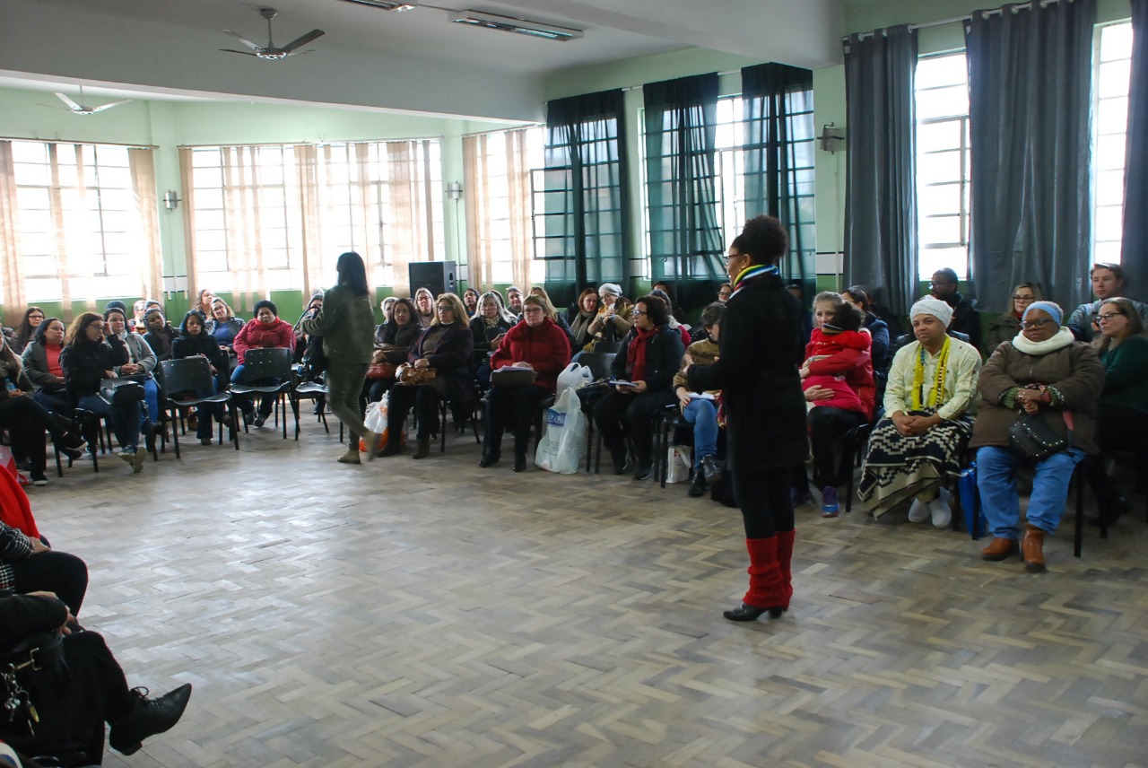 Evento, que reuniu mais de 100 docentes, abordou temática em palestras, oficina e relatos de experiências