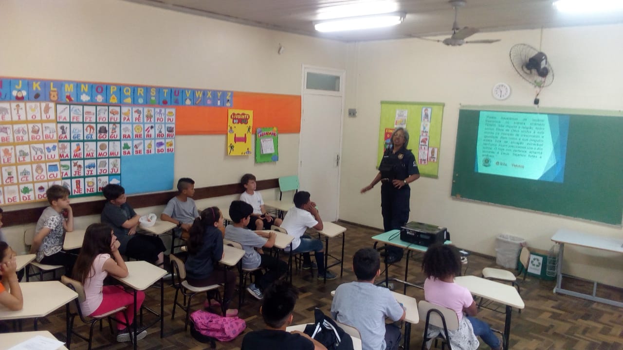 Programa da Guarda Municipal conscientiza alunos sobre a manutenção de uma cultura de paz