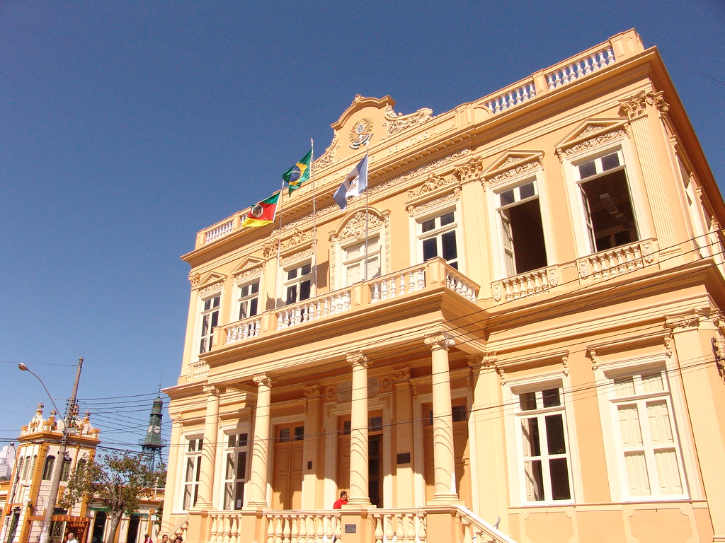 Servidores estatutários, celetistas, aposentados e pensionistas devem acessar o formulário disponível no Portal do Servidor no site da Prefeitura