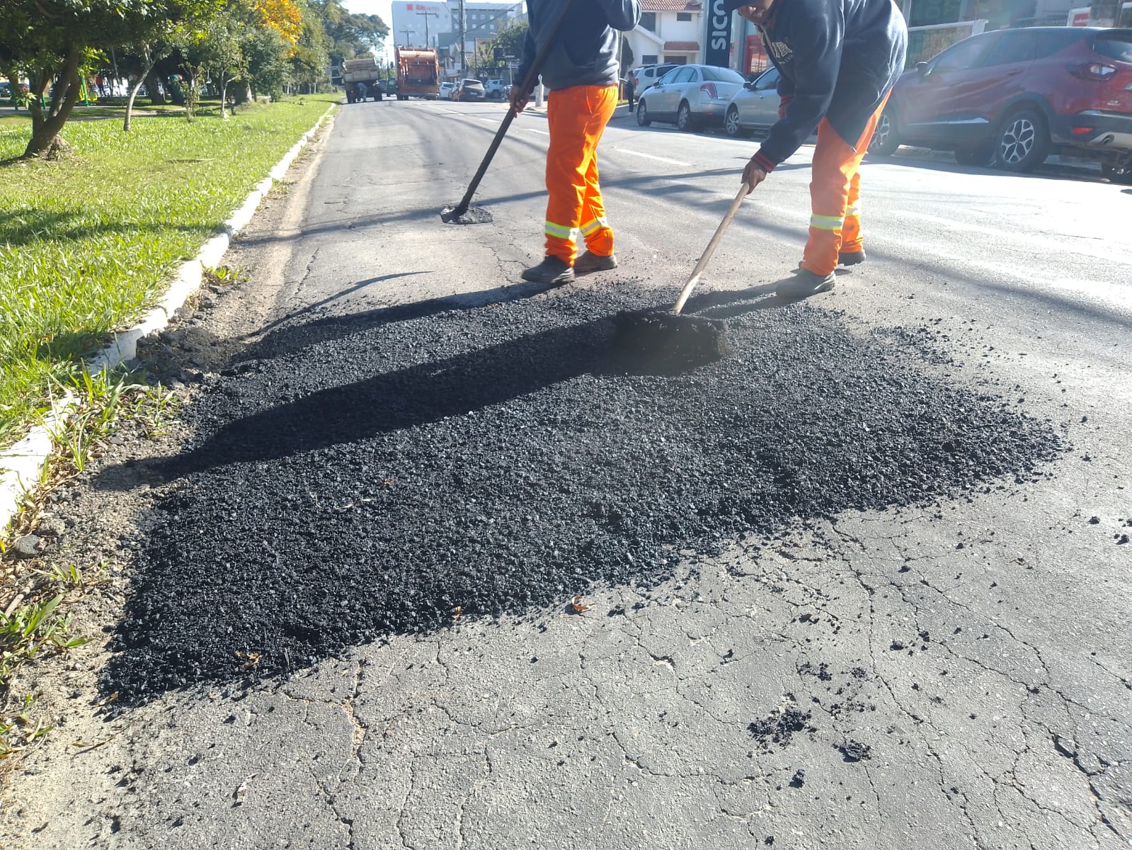 Equipes atuam em quatro vias dessas macrorregiões. Obra de requalificação no entorno do Carrefour deve ser concluída na quarta-feira.