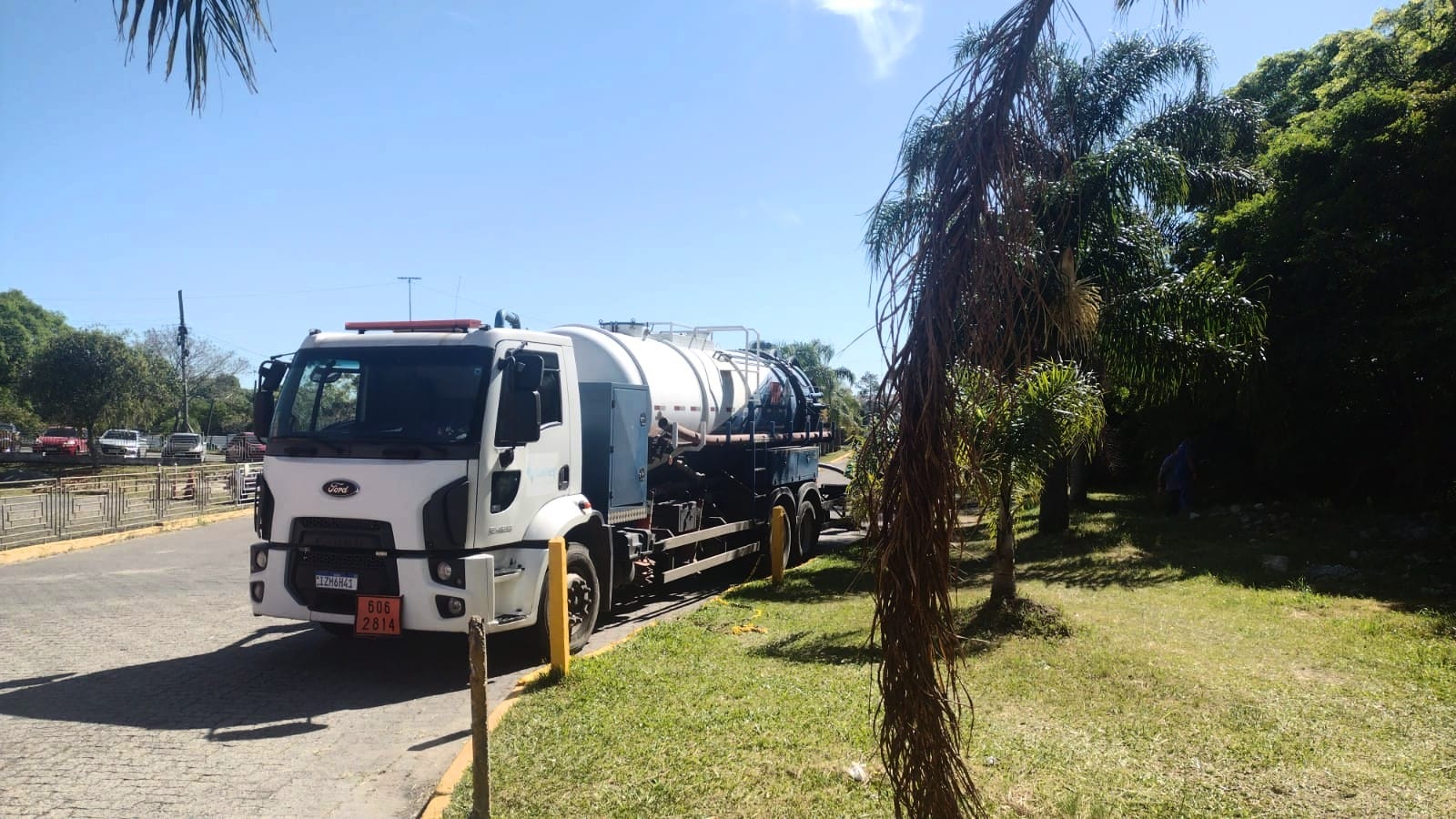 Limpeza preventiva das caixas de resíduos elimina transtornos a comerciantes e usuários