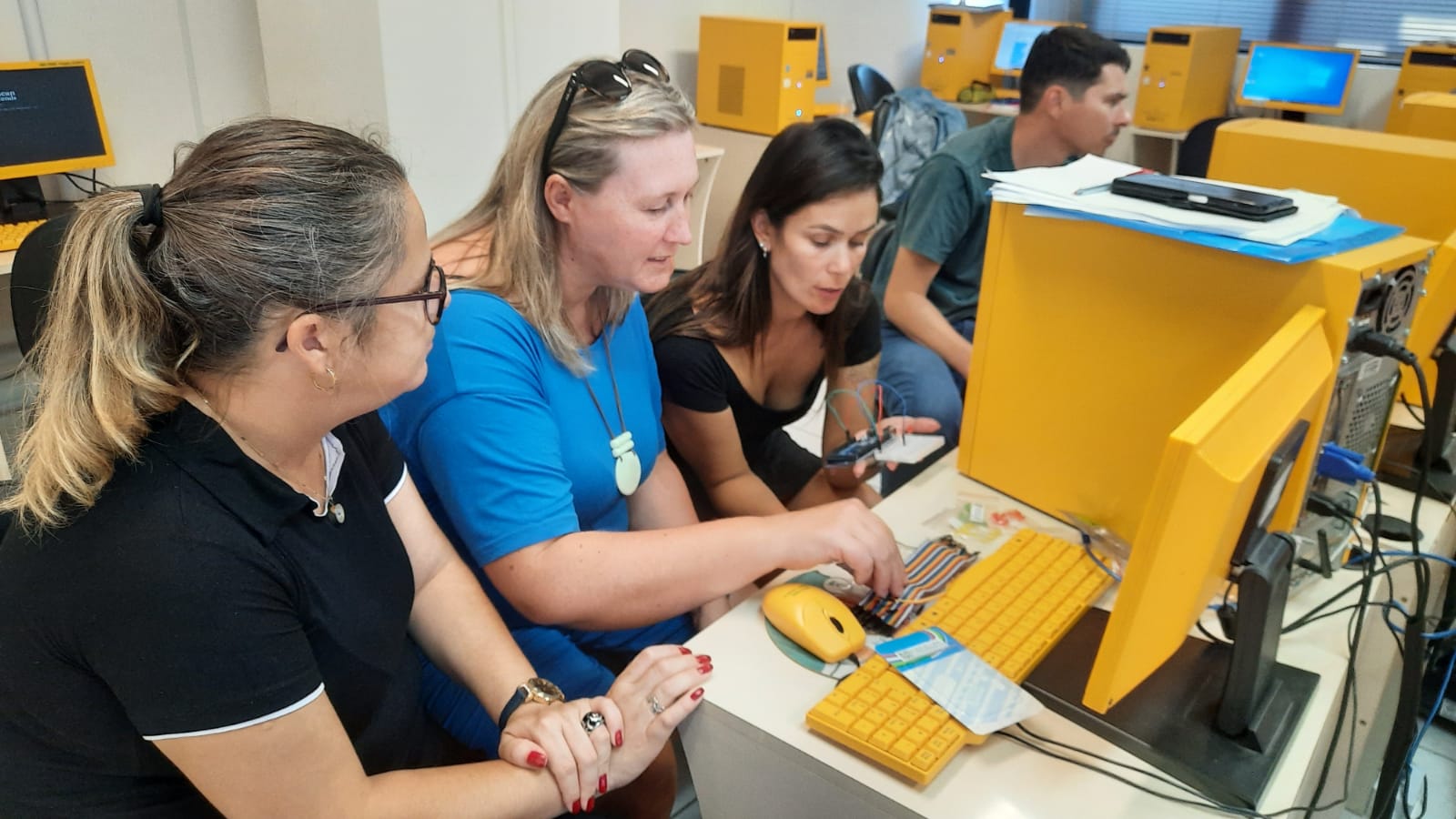 Público–alvo foram os coordenadores do Projeto Clube de Robótica e Computação Criativa de 21 escolas