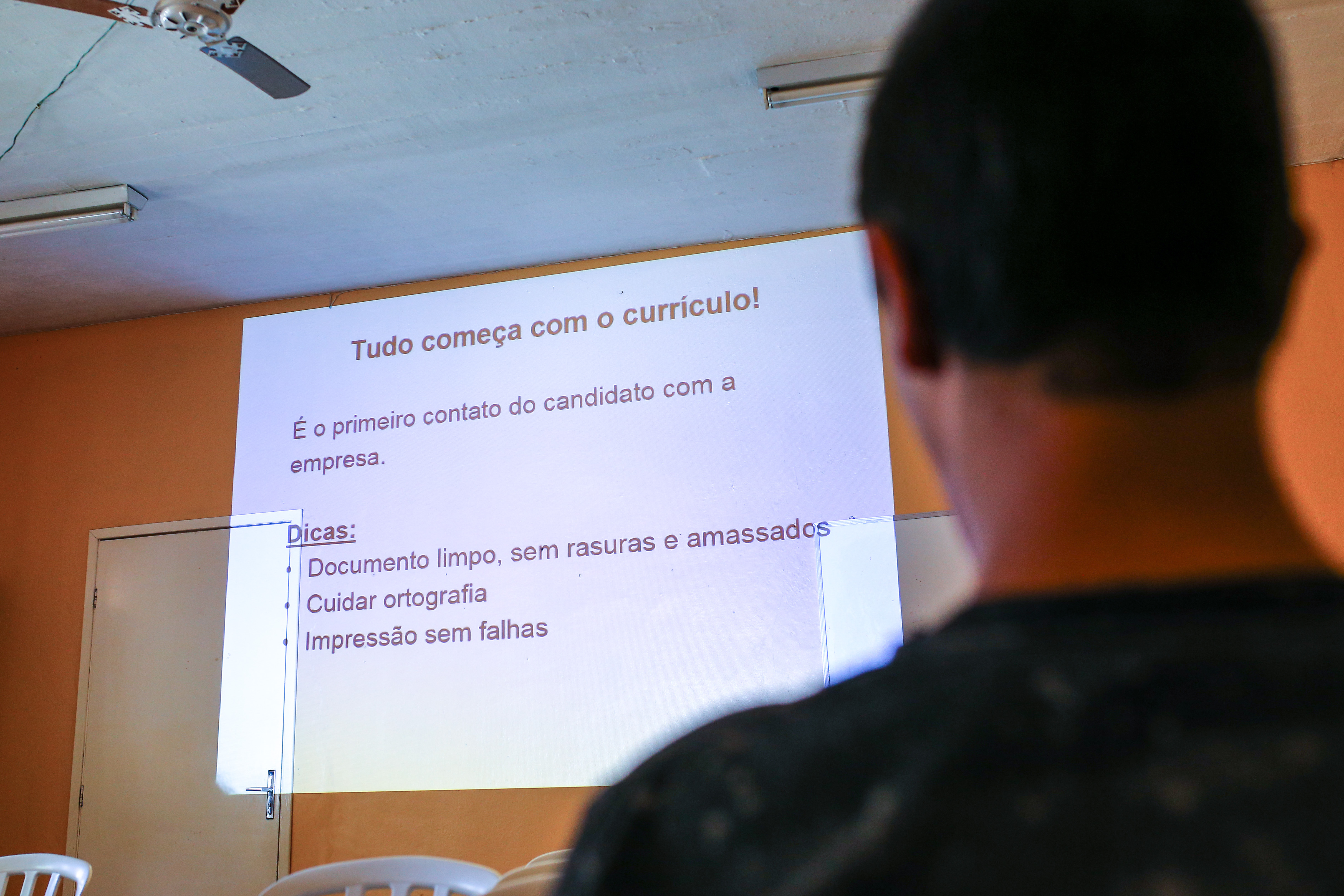 Jovens trabalham a primeira impressão em seleção de emprego