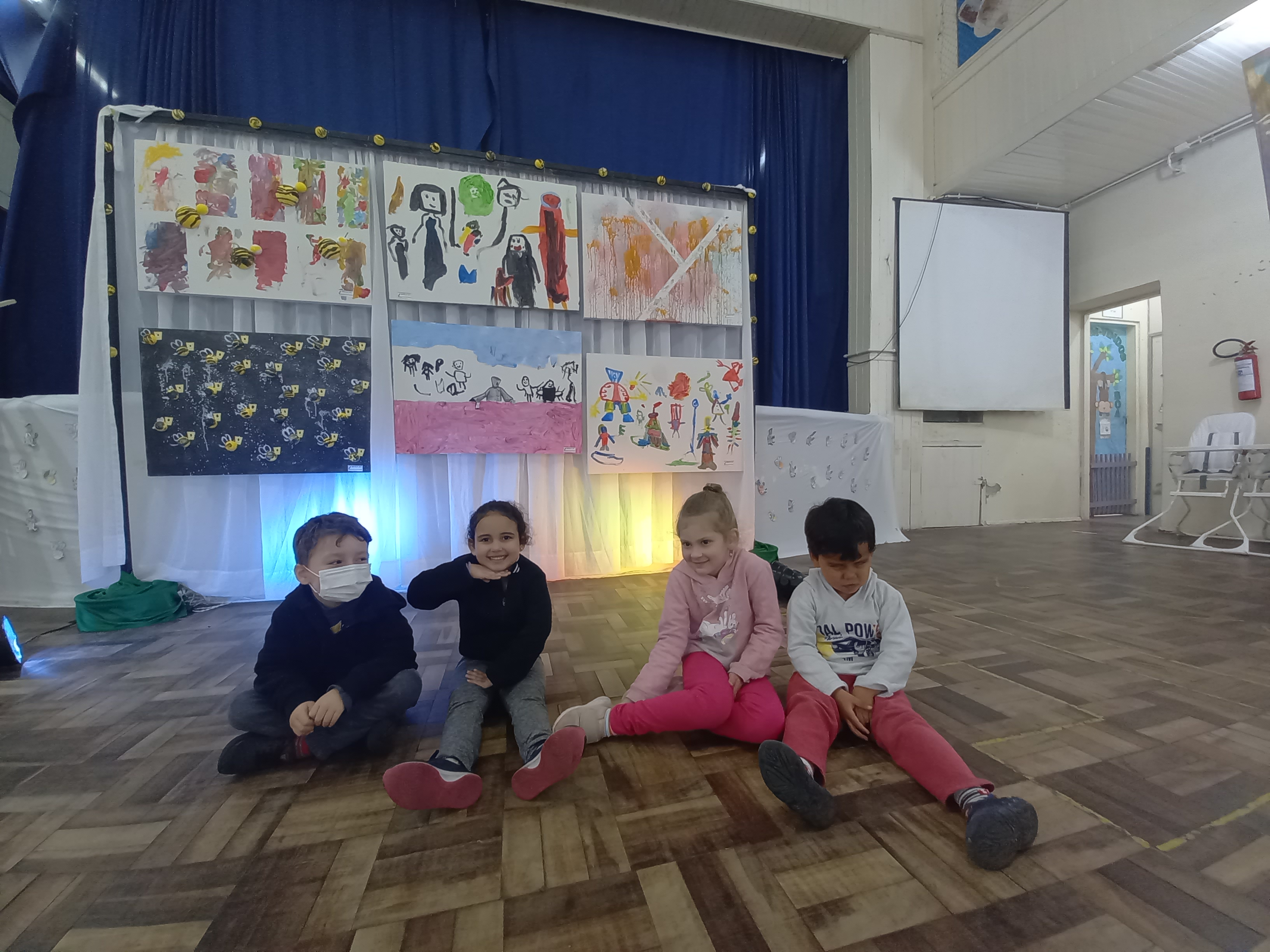 Exposição de arte dos alunos do berçário, maternal e pré-escola foi inspirada na obra do grafiteiro pelotense Gabriel Veiz