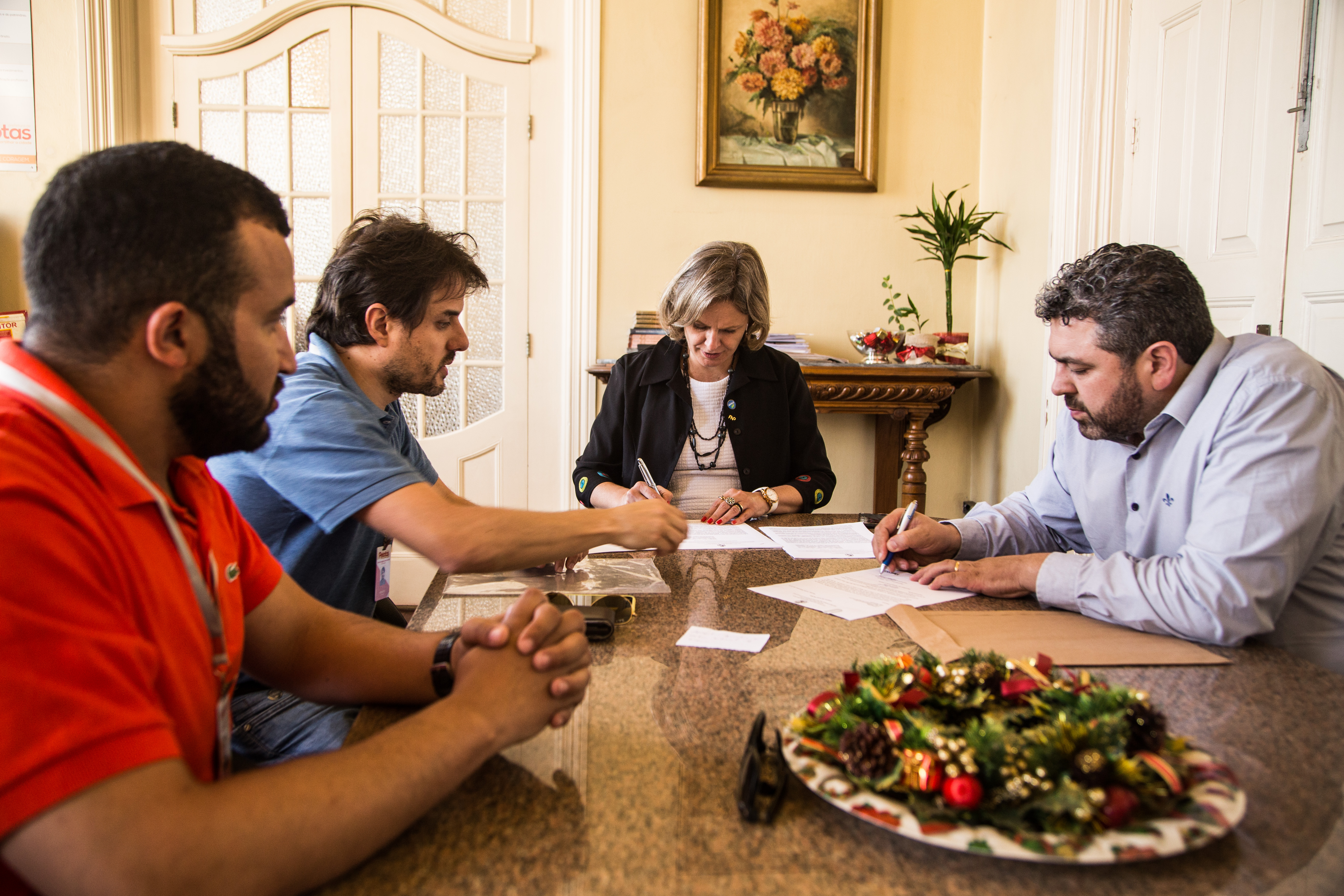 Prefeita e representante da Mac Engenharia, empresa vencedora da licitação, assinaram o contrato para execução da obra nesta terça-feira