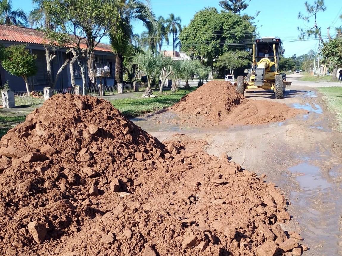Equipes das secretarias de Serviços urbanos e Infraestrutura, Obras e Pavimentação e Desenvolvimento Rural atuam ininterruptamente