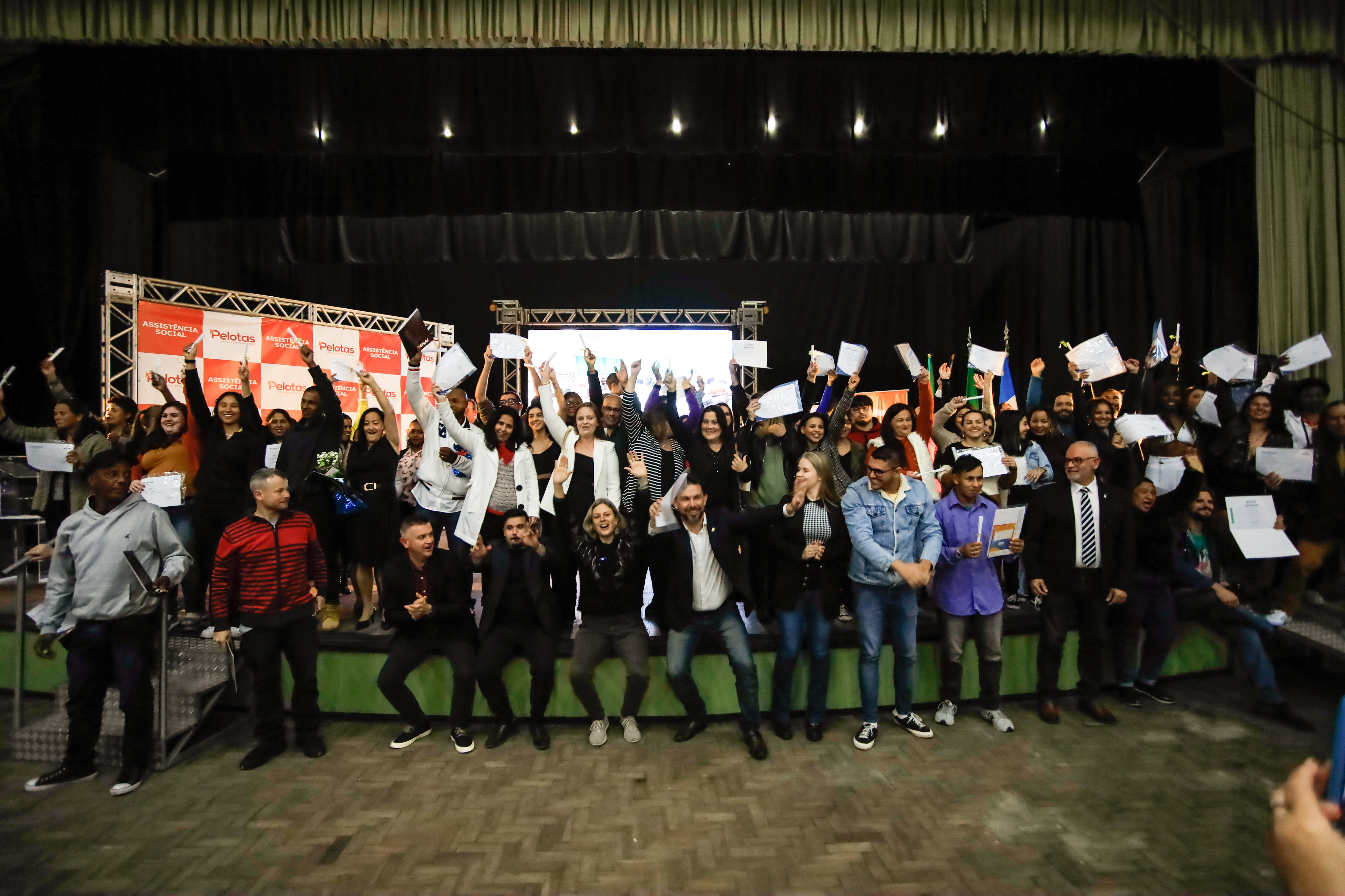 Ao todo, 197 alunos dos cursos de capacitação profissional receberam o diploma de suas formações. Iniciativa vai oportunizar cerca de 1,2 mil vagas ainda em 2023