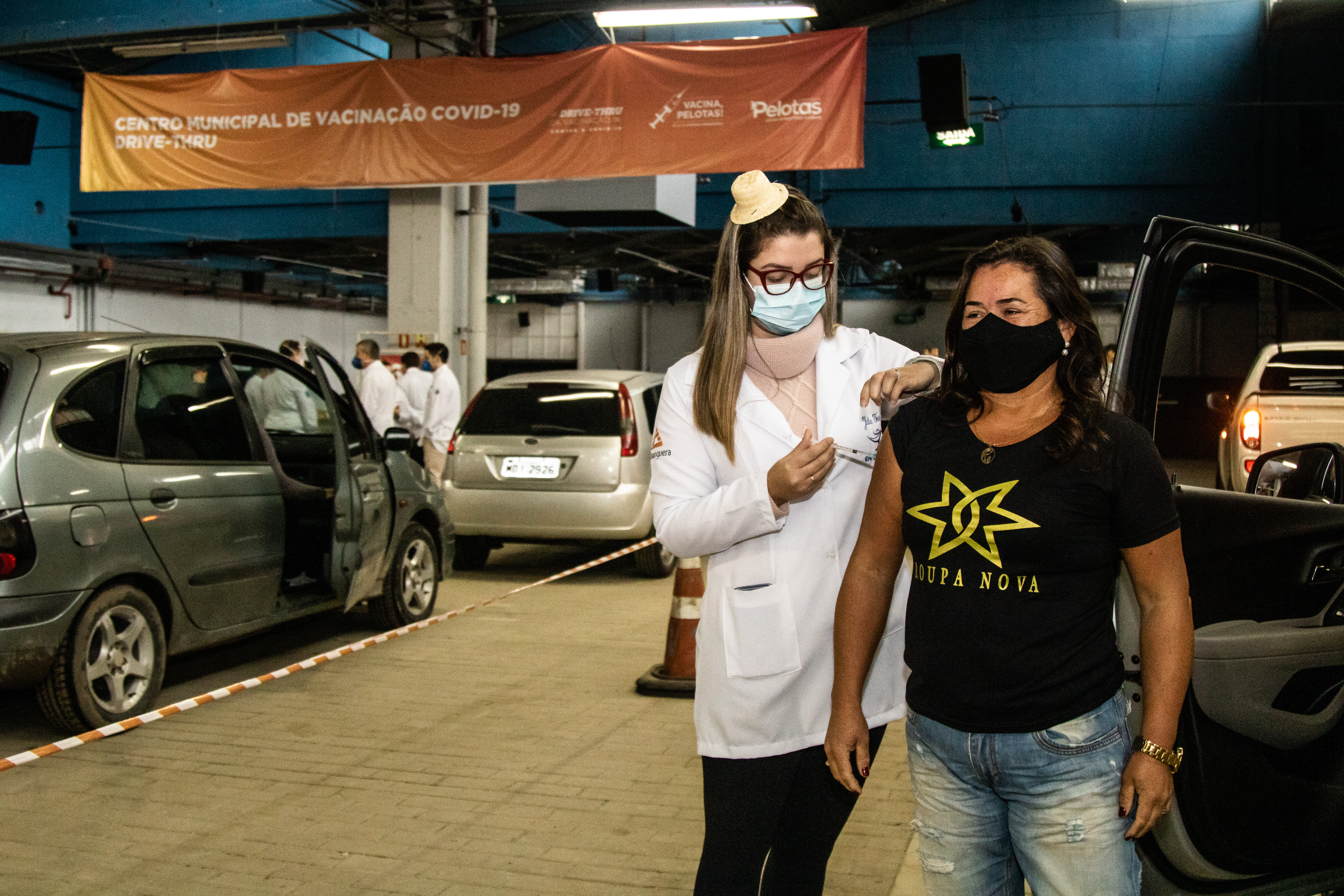 Foram vacinados os integrantes do grupo com 50 anos ou mais e de caminhoneiros. Neste domingo (27), o processo de imunização continua para as pessoas com 49 e 48 anos