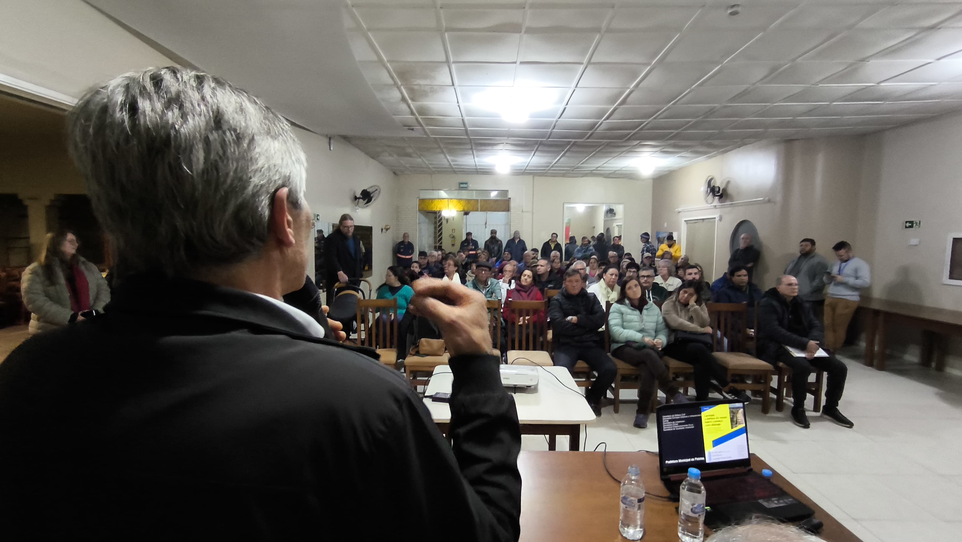 Audiência pública reuniu poder público e população do bairro na noite desta terça-feira (22)