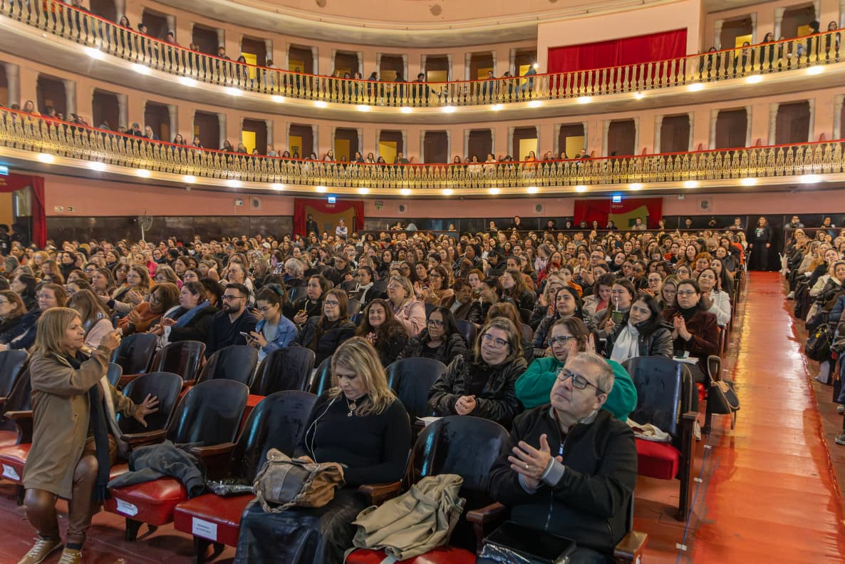 Apesar da chuva, centenas de professores se reuniram em Pelotas para celebrar práticas de formação continuada