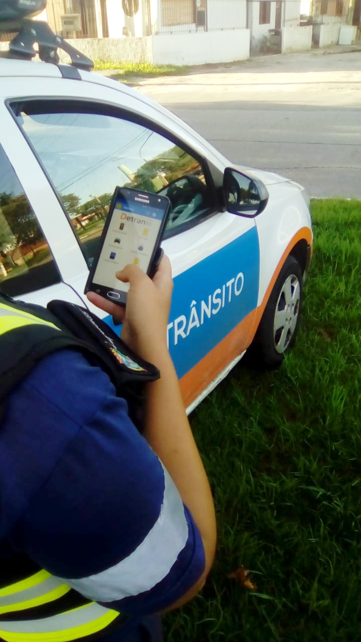 Agentes usam os equipamentos, ao invés dos blocos de papel, para realizar autuações