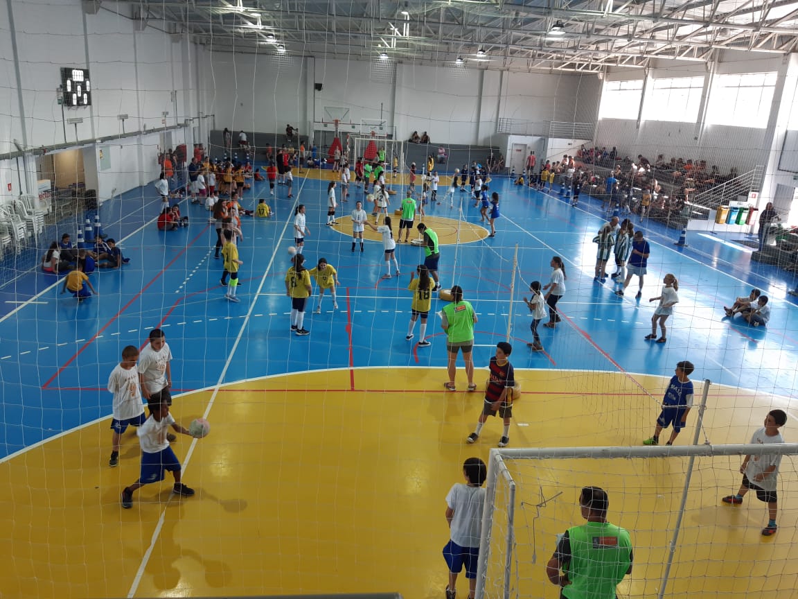 Organizada pela Prefeitura no "Karosso", atividade tem o objetivo de iniciar crianças e jovens na modalidade esportiva