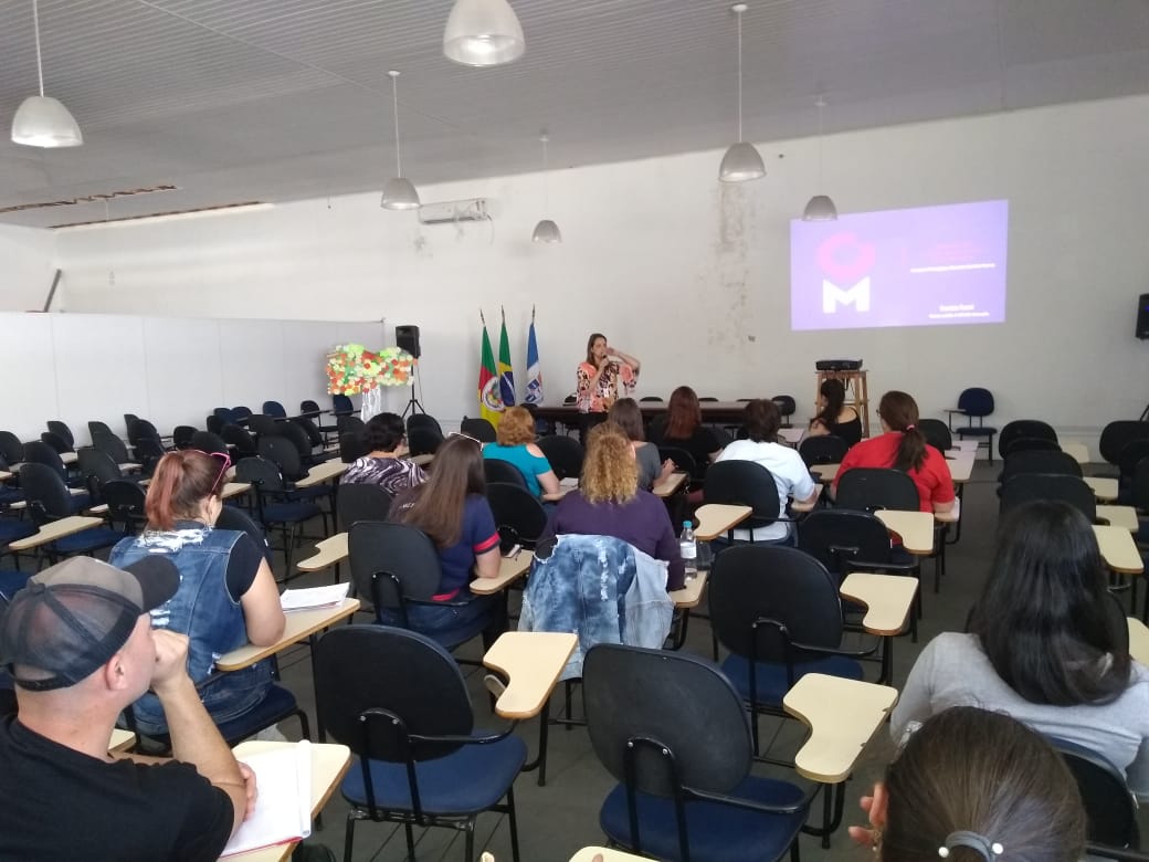 A formação continuada de 40 horas é voltada a professores, coordenadores e auxiliares de educação