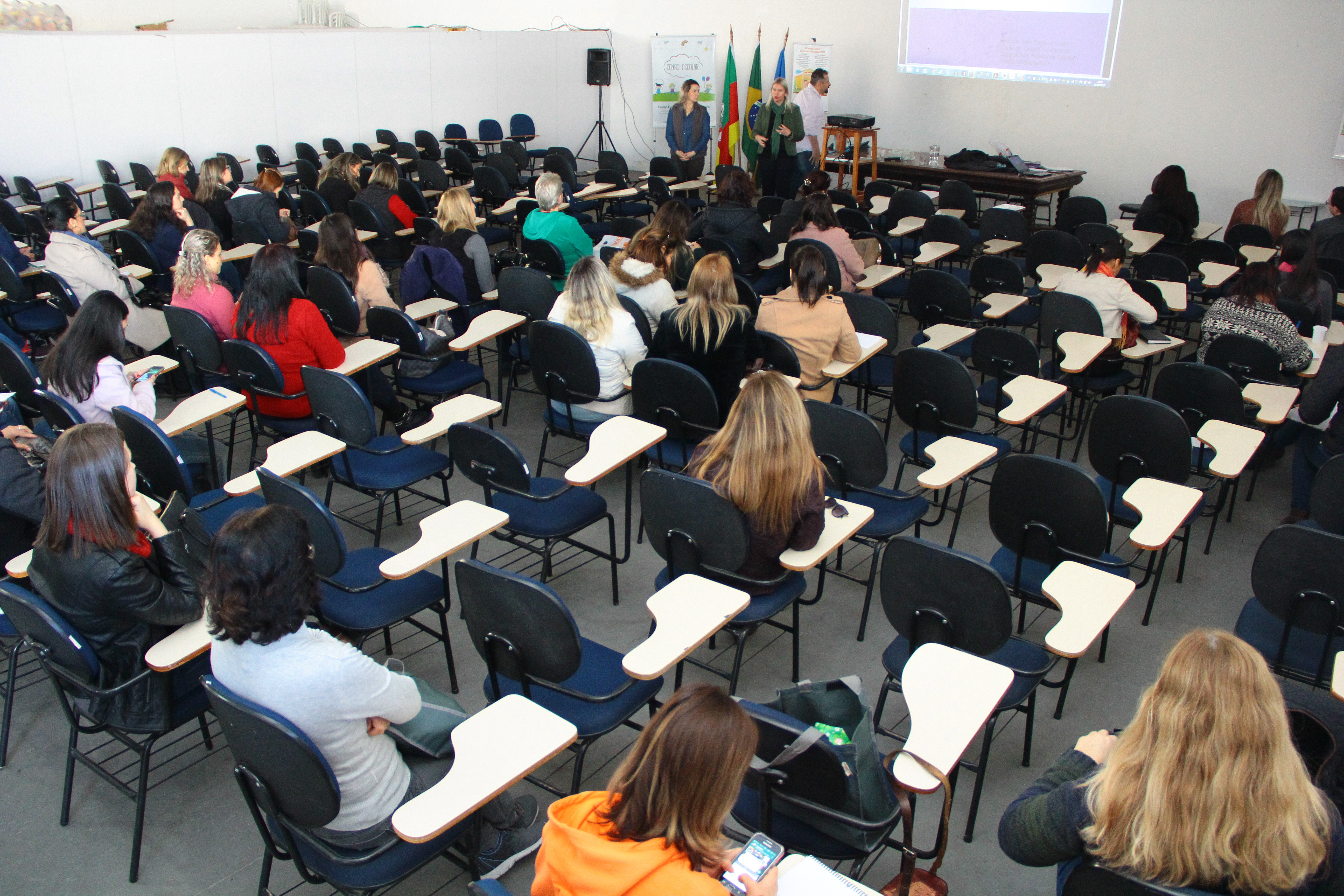 A formação online é voltada para profissionais ligados direta ou indiretamente à educação.