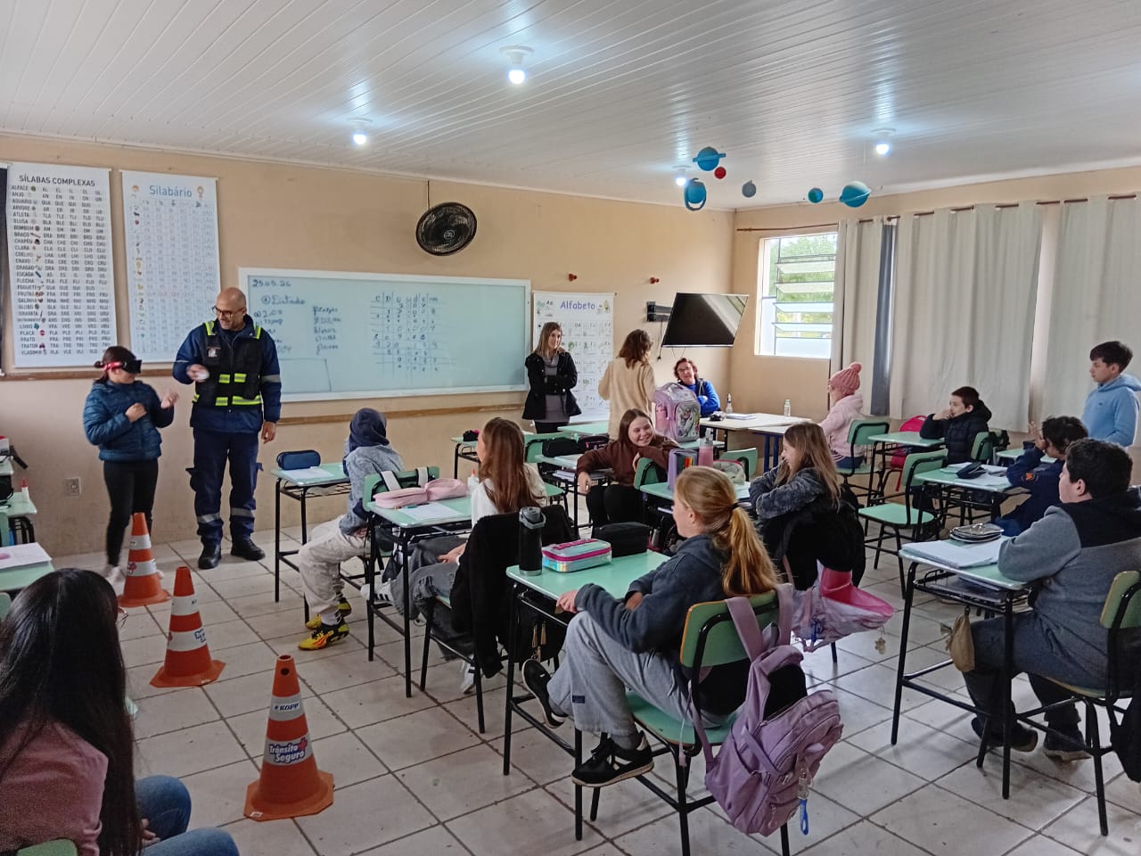 Setor de Educação para o Trânsito ministrou palestra em escola da colônia e blitz educativa e palestra para jovens e idosos no Sest/Senat