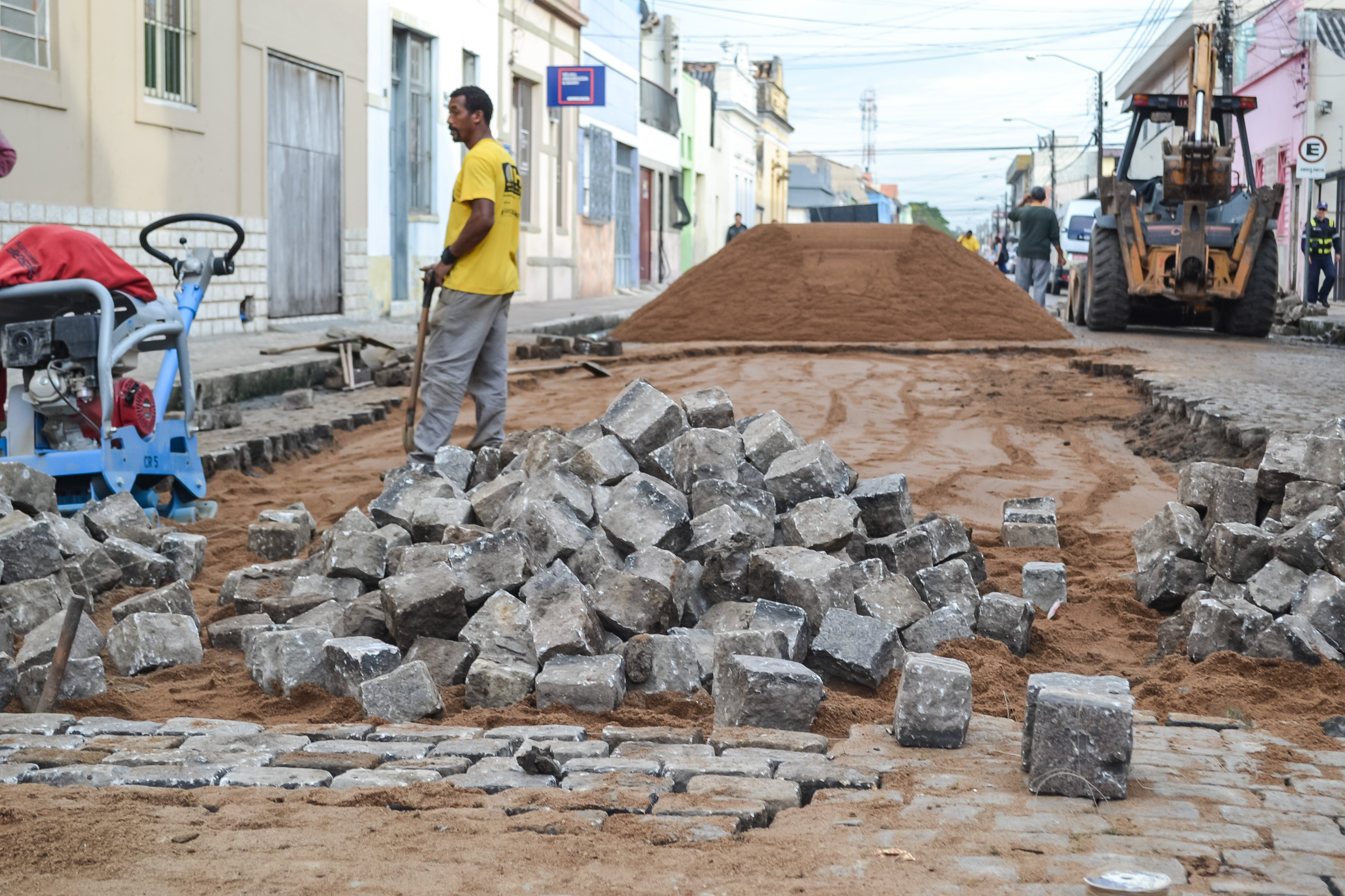 Prefeitura refaz pavimento, entre Marechal Deodoro e Barão de Santa Tecla, aprofundado pelo trânsito pesado