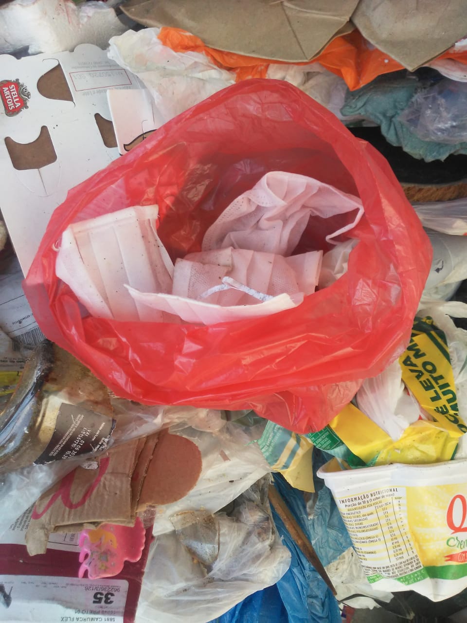 Mesmo separando corretamente, muitos moradores estão descartando os saquinhos vermelhos na coleta seletiva, quando deveriam descartar nos dias de coleta de resíduos orgânicos