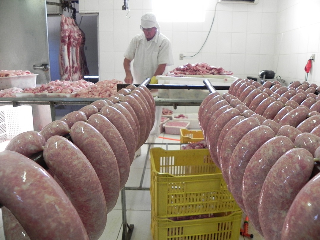 Produtora Embutidos Neitzke coloca linguiça e charque no mercado local, pleiteando selo de reconhecimento
